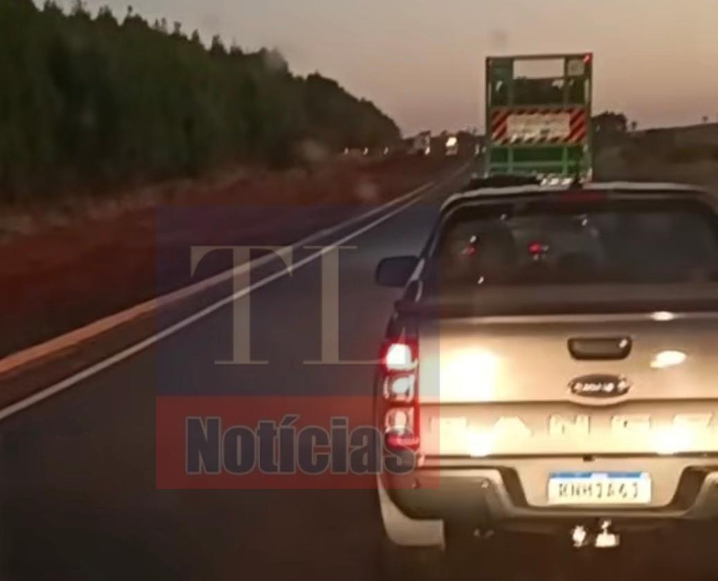 Carreta sai da pista na MS-112 e provoca lentidão perto do “Bar do Cazuza” entre Três Lagoas e Inocência Carreta sai da pista na MS-112 e provoca lentidão perto do “Bar do Cazuza” entre Três Lagoas e Inocência