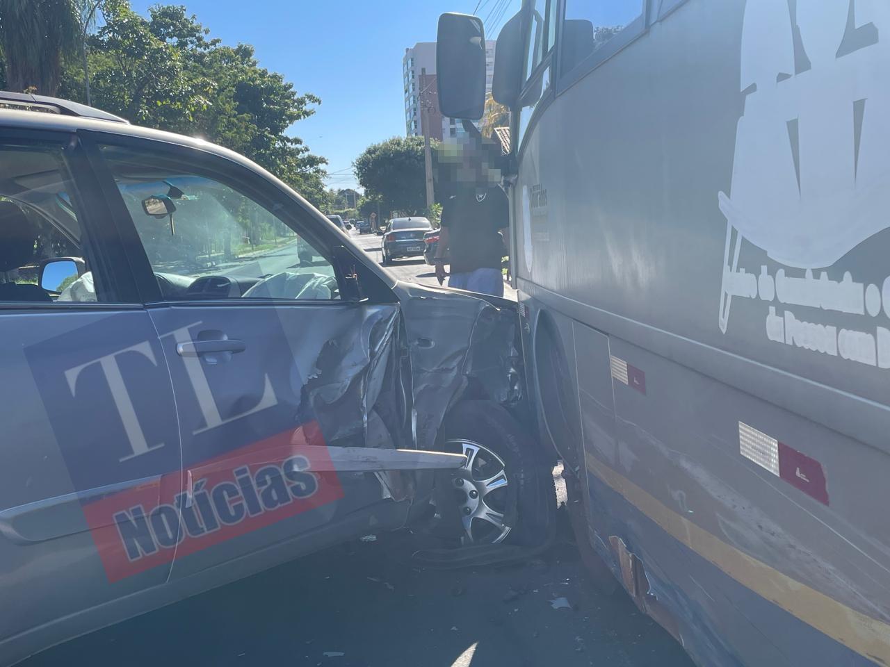 Coordenador de empresa sob efeito de álcool é detido após bater carro em ônibus de delegação esportiva de Dourados-MS Coordenador de empresa sob efeito de álcool é detido após bater carro em ônibus de delegação esportiva de Dourados-MS