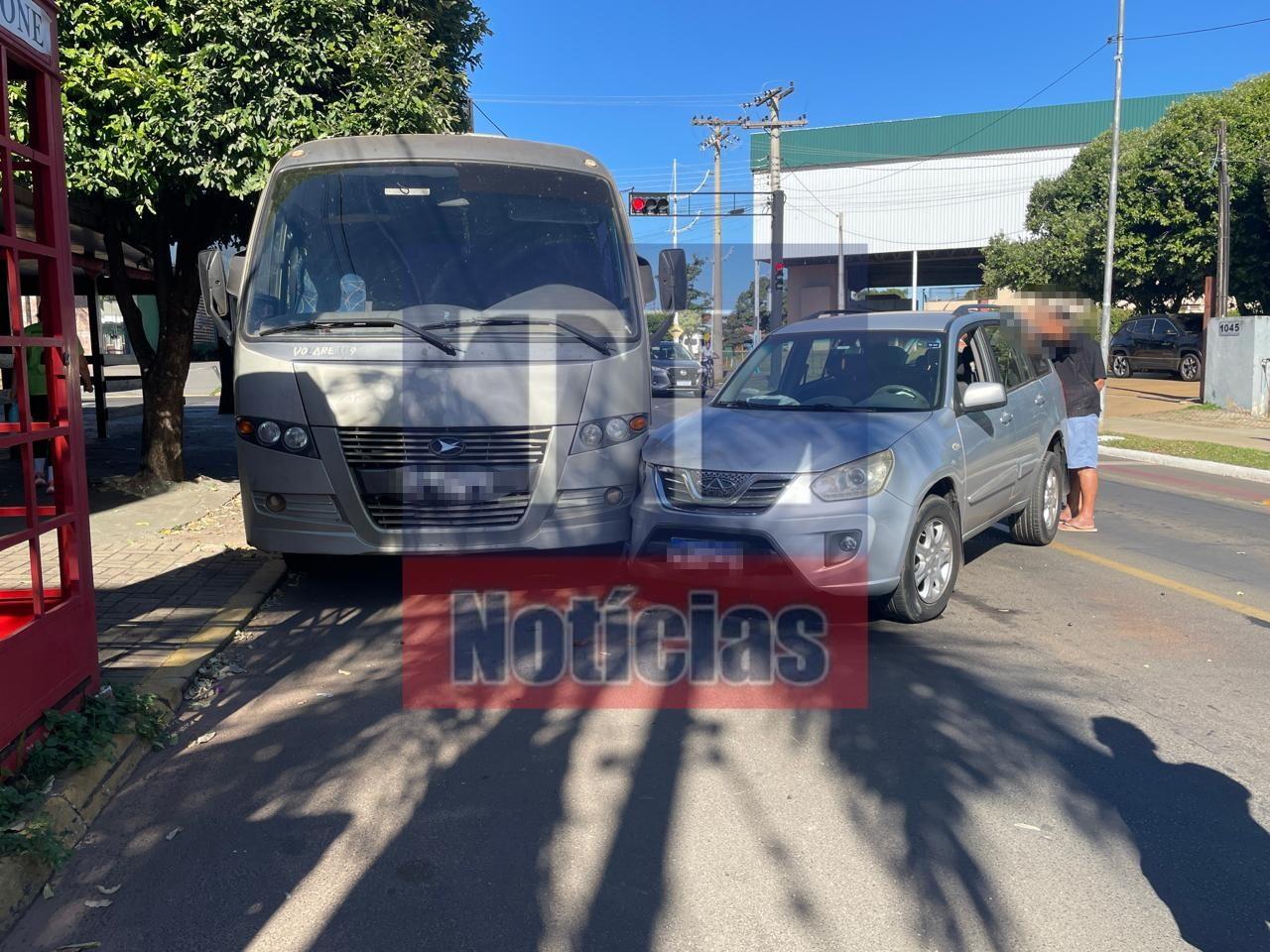 Coordenador de empresa sob efeito de álcool é detido após bater carro em ônibus de delegação esportiva de Dourados-MS Coordenador de empresa sob efeito de álcool é detido após bater carro em ônibus de delegação esportiva de Dourados-MS