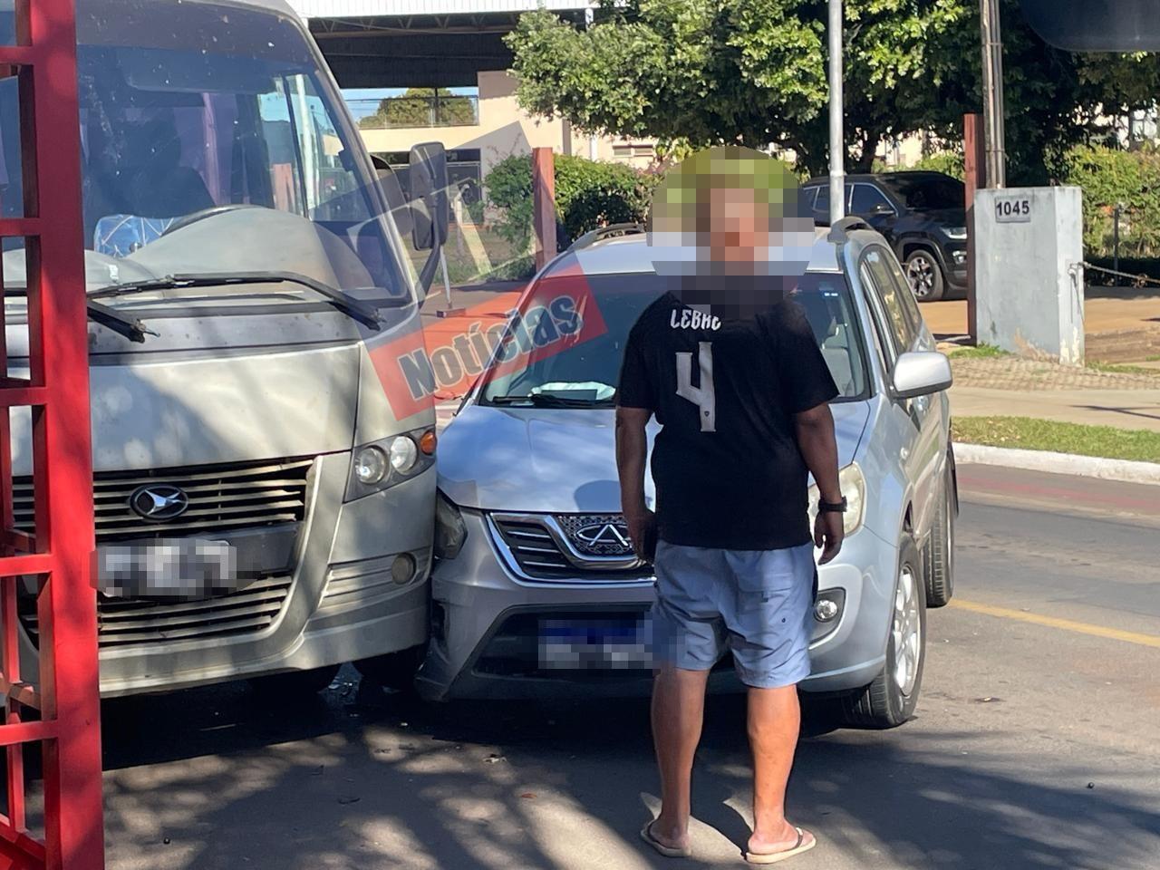 Coordenador de empresa sob efeito de álcool é detido após bater carro em ônibus de delegação esportiva de Dourados-MS Coordenador de empresa sob efeito de álcool é detido após bater carro em ônibus de delegação esportiva de Dourados-MS