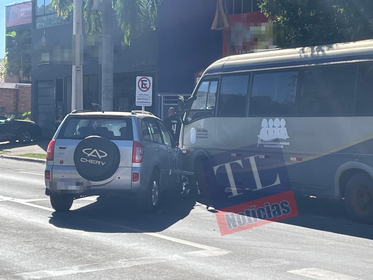 Coordenador de empresa sob efeito de álcool é detido após bater carro em ônibus de delegação esportiva de Dourados-MS Coordenador de empresa sob efeito de álcool é detido após bater carro em ônibus de delegação esportiva de Dourados-MS