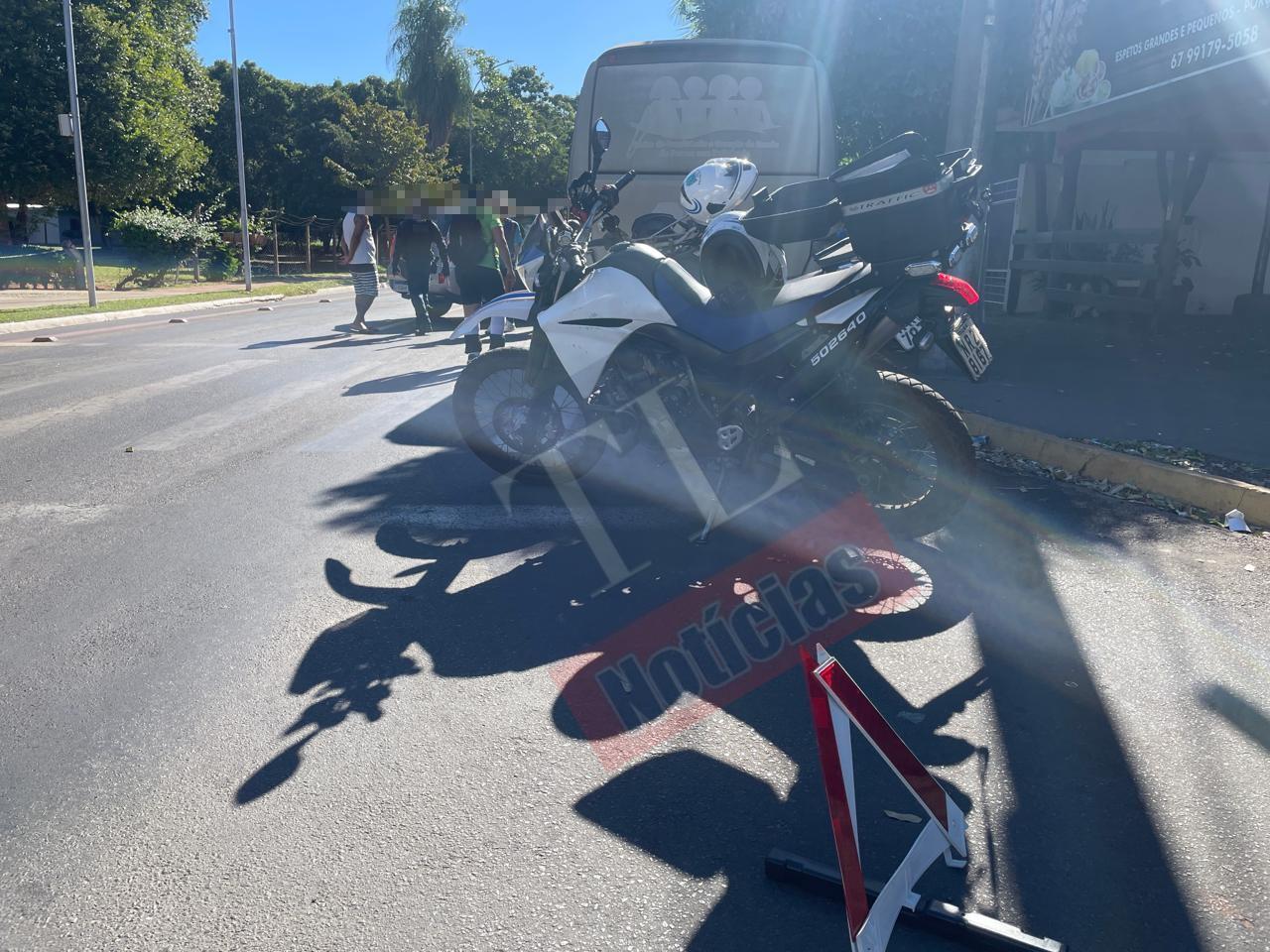 Coordenador de empresa sob efeito de álcool é detido após bater carro em ônibus de delegação esportiva de Dourados-MS Coordenador de empresa sob efeito de álcool é detido após bater carro em ônibus de delegação esportiva de Dourados-MS