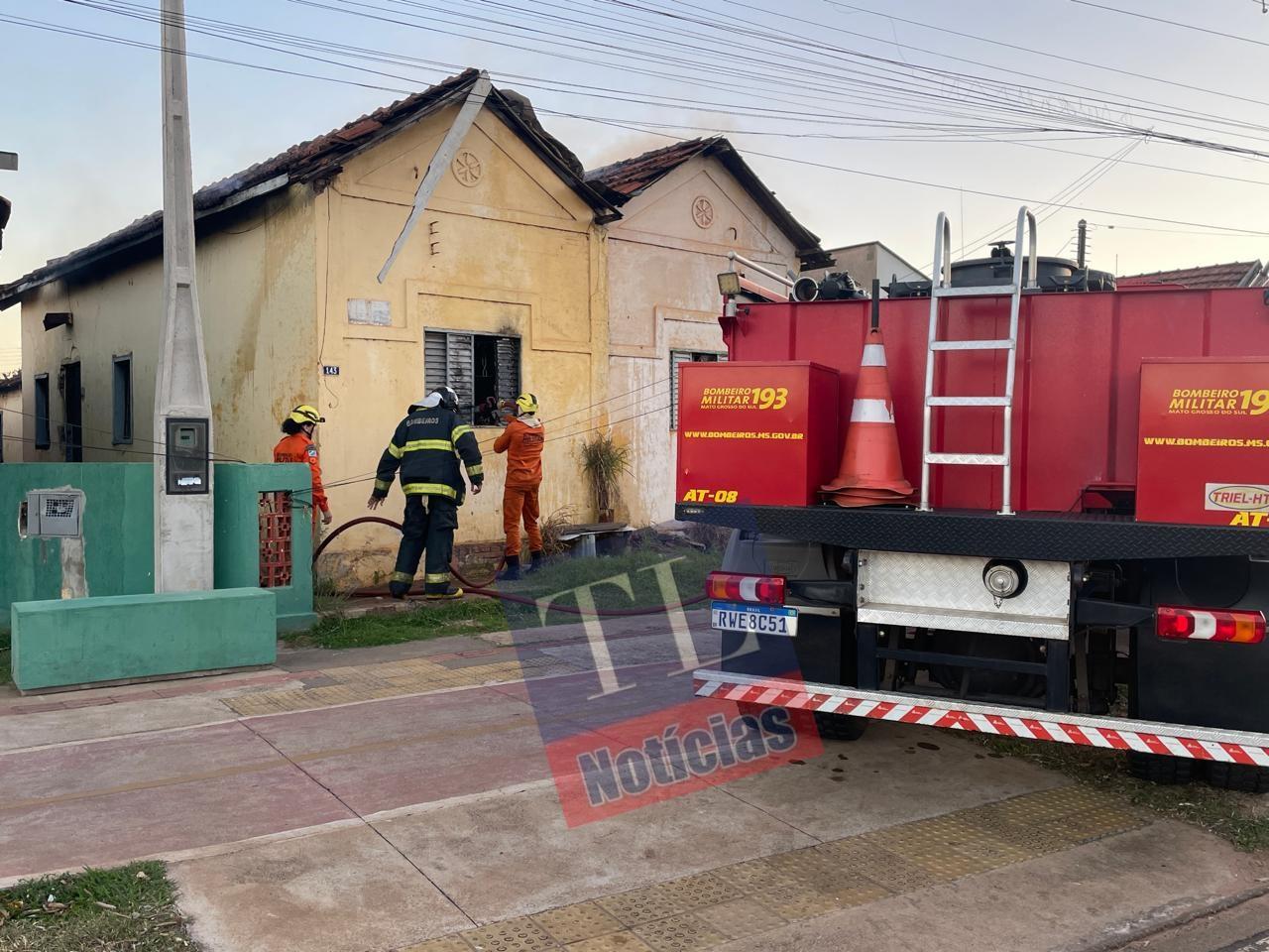 Casa abandonada da antiga ferrovia pega fogo pela segunda vez e mobiliza Corpo de Bombeiros em Três Lagoas Casa abandonada da antiga ferrovia pega fogo pela segunda vez e mobiliza Corpo de Bombeiros em Três Lagoas