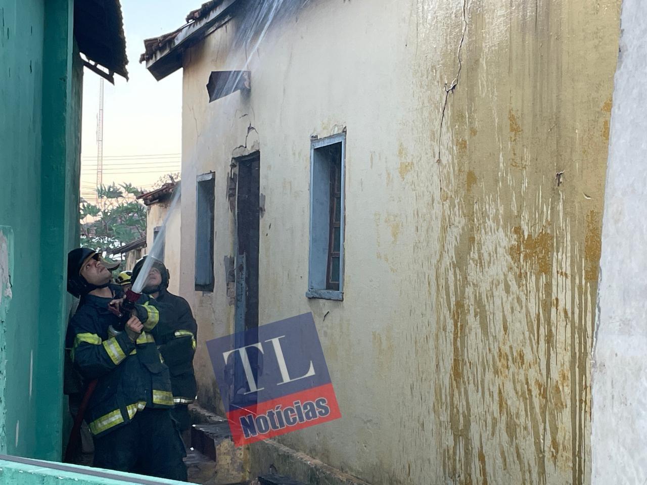 Casa abandonada da antiga ferrovia pega fogo pela segunda vez e mobiliza Corpo de Bombeiros em Três Lagoas Casa abandonada da antiga ferrovia pega fogo pela segunda vez e mobiliza Corpo de Bombeiros em Três Lagoas