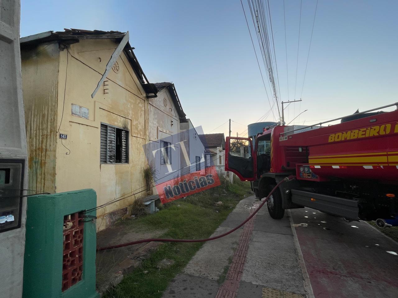 Casa abandonada da antiga ferrovia pega fogo pela segunda vez e mobiliza Corpo de Bombeiros em Três Lagoas Casa abandonada da antiga ferrovia pega fogo pela segunda vez e mobiliza Corpo de Bombeiros em Três Lagoas