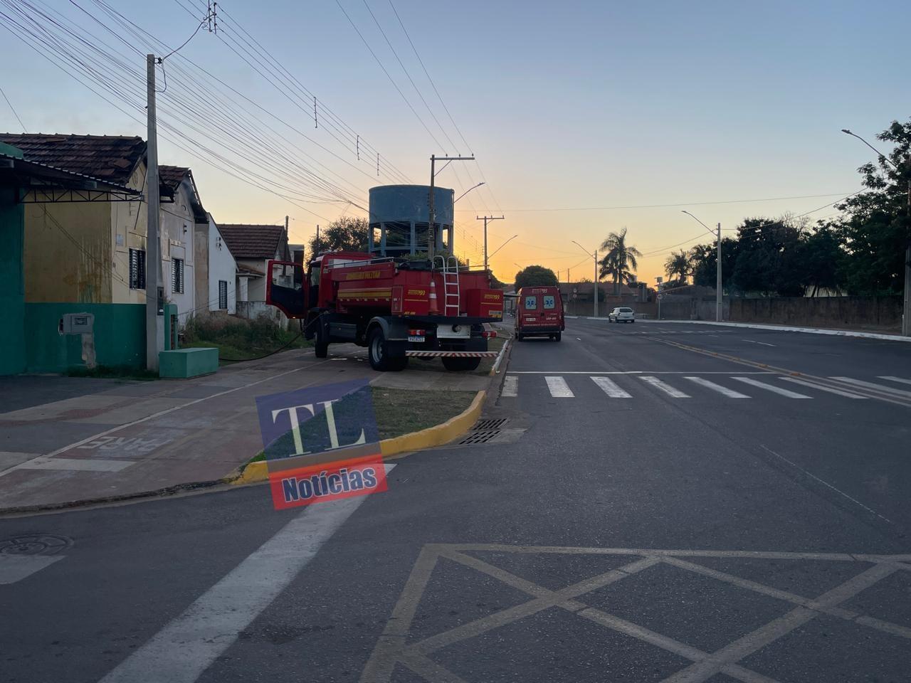 Casa abandonada da antiga ferrovia pega fogo pela segunda vez e mobiliza Corpo de Bombeiros em Três Lagoas Casa abandonada da antiga ferrovia pega fogo pela segunda vez e mobiliza Corpo de Bombeiros em Três Lagoas