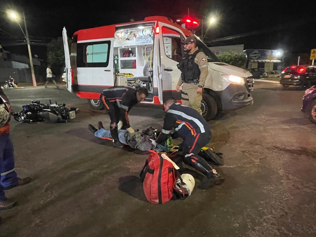 Grave acidente entre moto e dois carros em cruzamento deixa motoentregador ferido em Três Lagoas após motorista invadir preferencial Grave acidente entre moto e dois carros em cruzamento deixa motoentregador ferido em Três Lagoas após motorista invadir preferencial