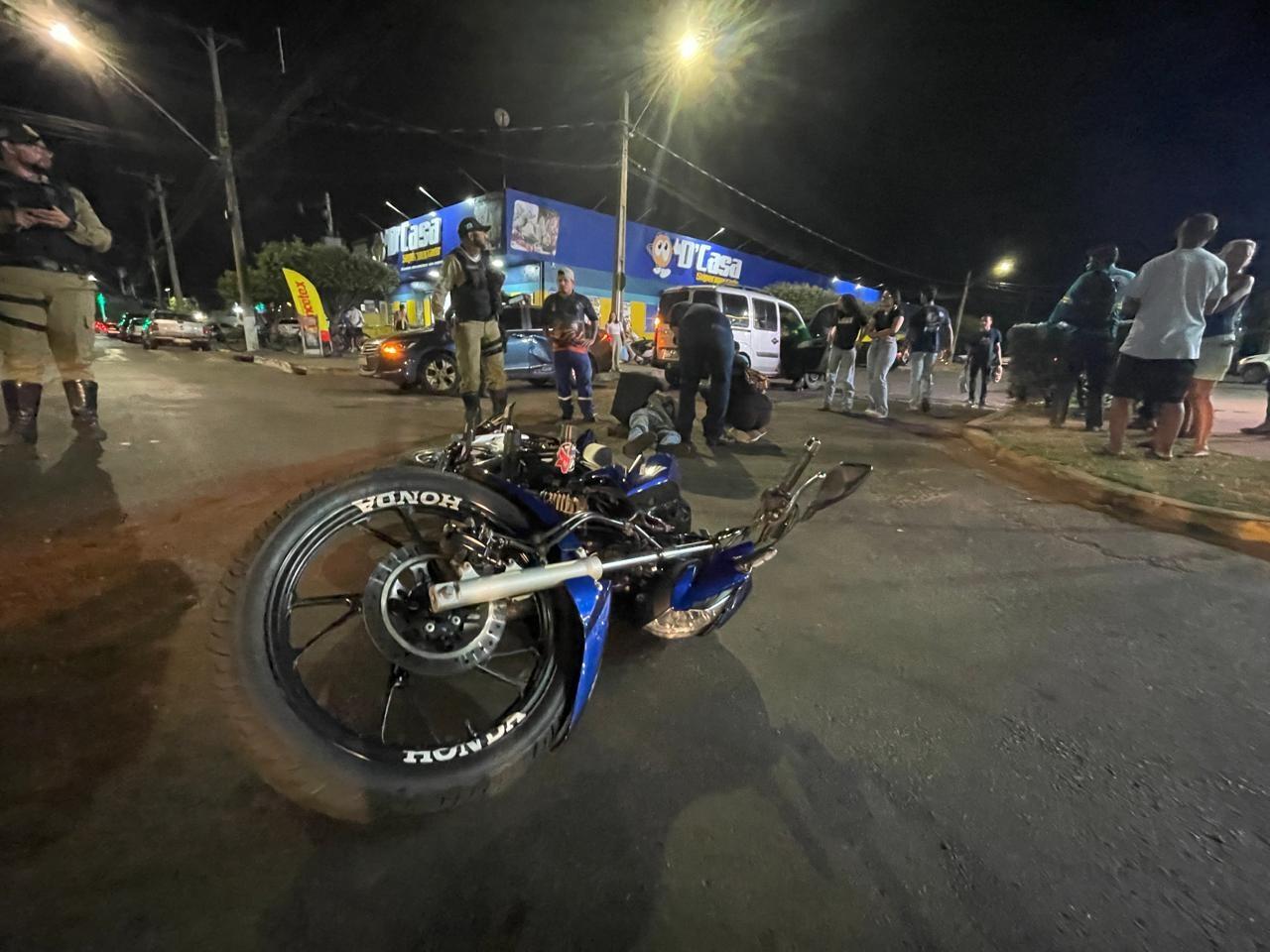 Grave acidente entre moto e dois carros em cruzamento deixa motoentregador ferido em Três Lagoas após motorista invadir preferencial Grave acidente entre moto e dois carros em cruzamento deixa motoentregador ferido em Três Lagoas após motorista invadir preferencial