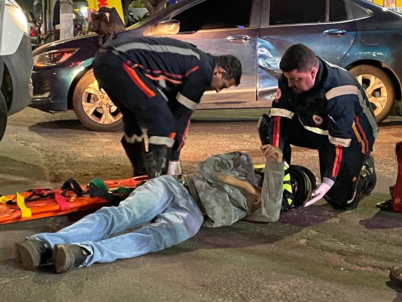 Grave acidente entre moto e dois carros em cruzamento deixa motoentregador ferido em Três Lagoas após motorista invadir preferencial Grave acidente entre moto e dois carros em cruzamento deixa motoentregador ferido em Três Lagoas após motorista invadir preferencial