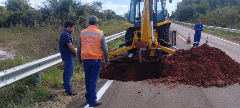 Defesa Civil acompanha recuperação de erosão em rodovia e reforça segurança no trecho Defesa Civil acompanha recuperação de erosão em rodovia e reforça segurança no trecho