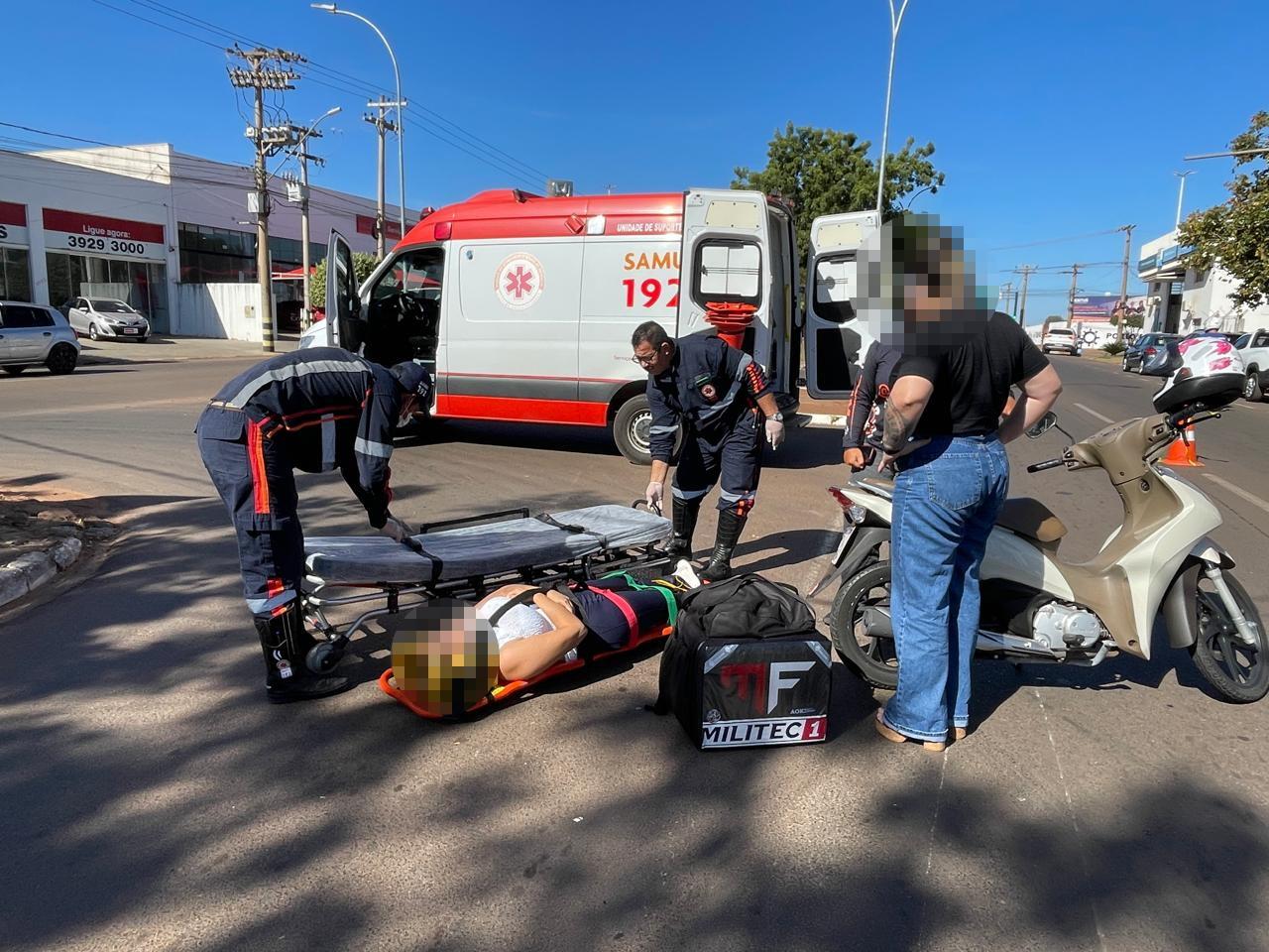 Moto entregadora que trafegava pela preferencial em avenida se envolve em acidente no bairro Jardim Primaveril Moto entregadora que trafegava pela preferencial em avenida se envolve em acidente no bairro Jardim Primaveril