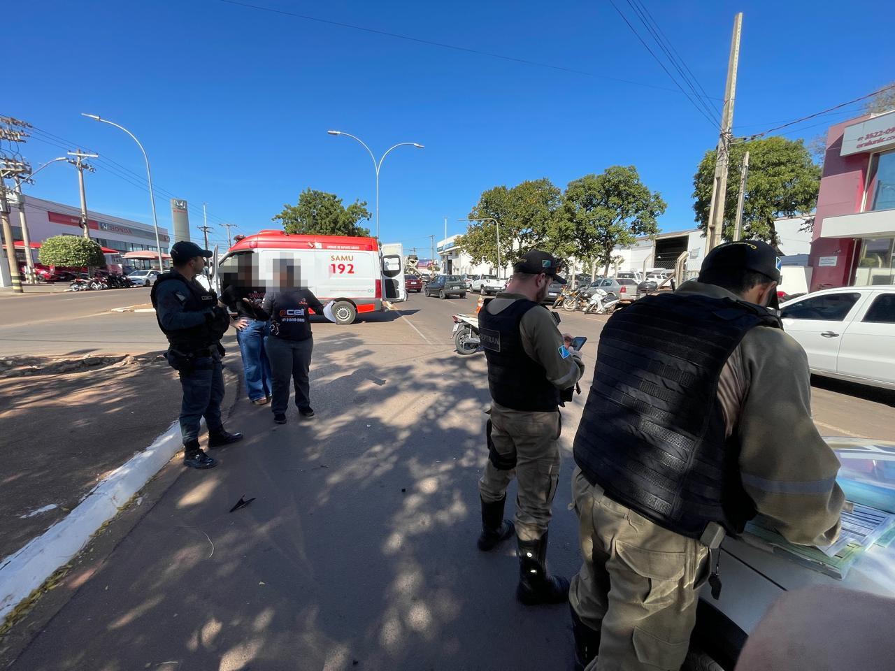 Moto entregadora que trafegava pela preferencial em avenida se envolve em acidente no bairro Jardim Primaveril Moto entregadora que trafegava pela preferencial em avenida se envolve em acidente no bairro Jardim Primaveril