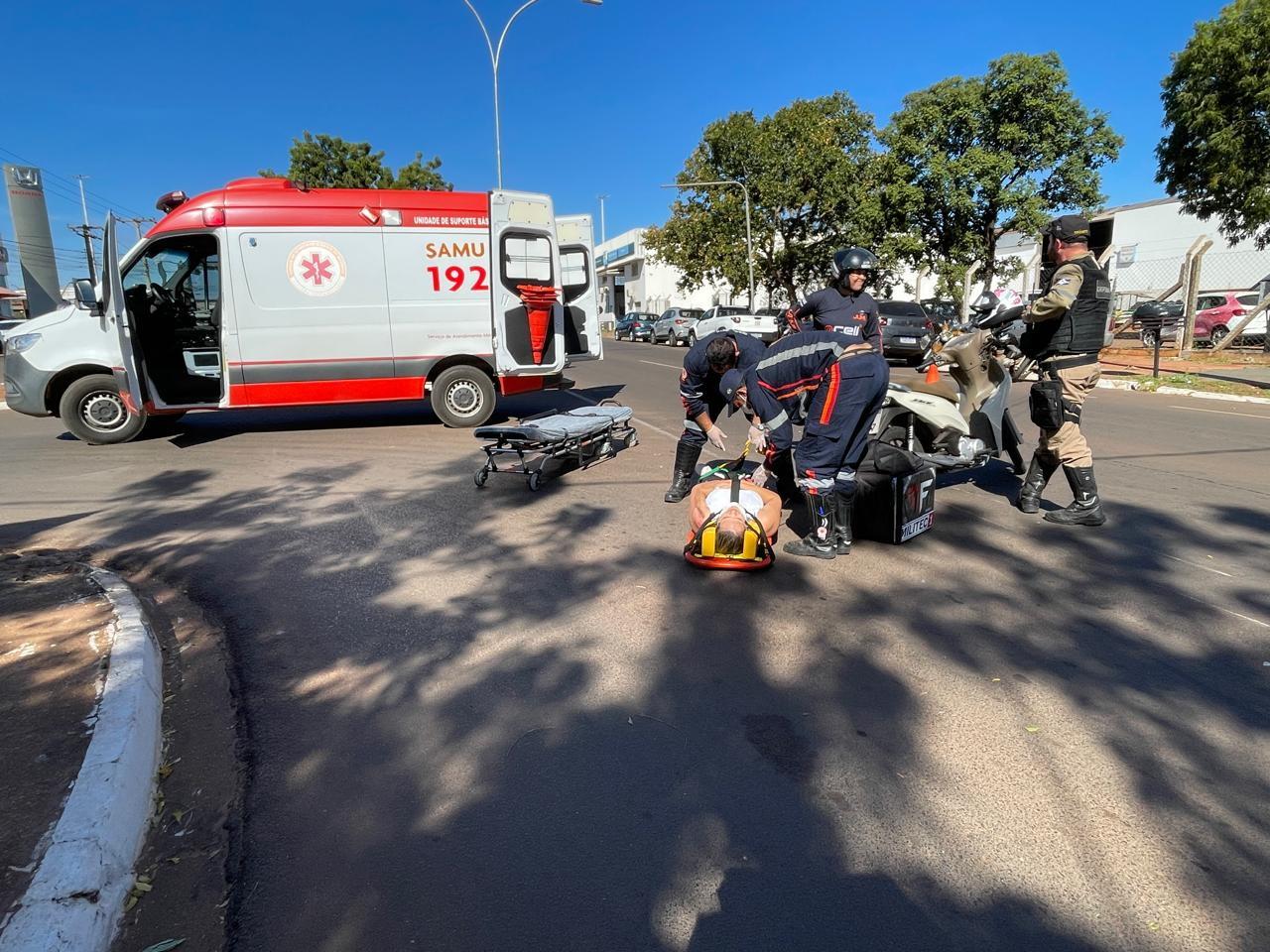 Moto entregadora que trafegava pela preferencial em avenida se envolve em acidente no bairro Jardim Primaveril Moto entregadora que trafegava pela preferencial em avenida se envolve em acidente no bairro Jardim Primaveril