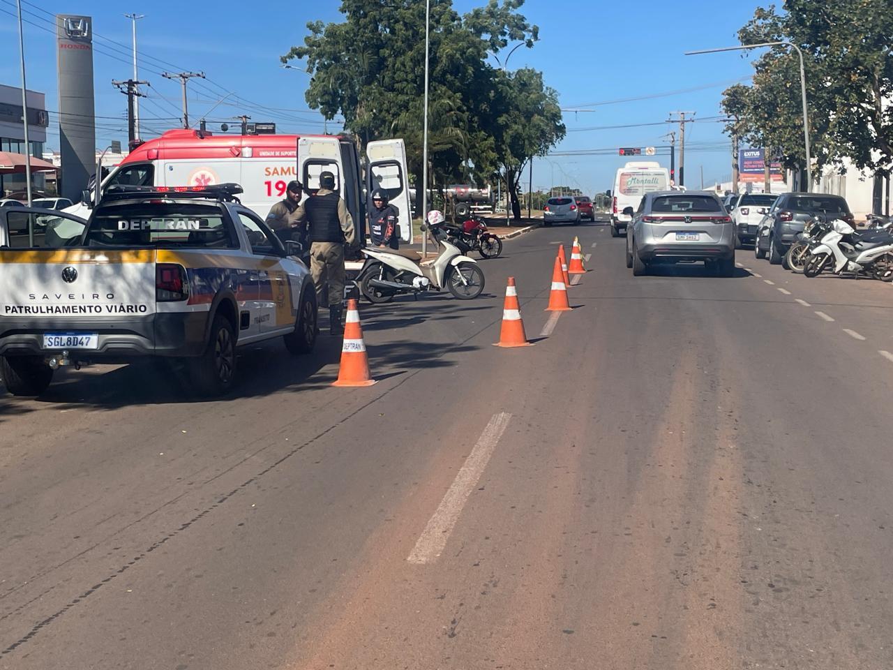 Moto entregadora que trafegava pela preferencial em avenida se envolve em acidente no bairro Jardim Primaveril Moto entregadora que trafegava pela preferencial em avenida se envolve em acidente no bairro Jardim Primaveril