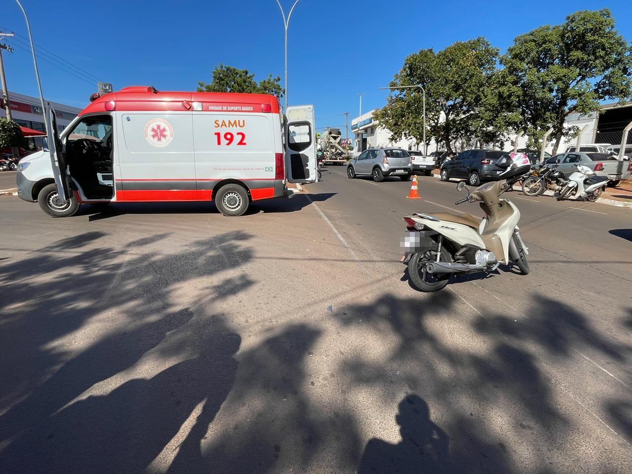 Moto entregadora que trafegava pela preferencial em avenida se envolve em acidente no bairro Jardim Primaveril Moto entregadora que trafegava pela preferencial em avenida se envolve em acidente no bairro Jardim Primaveril