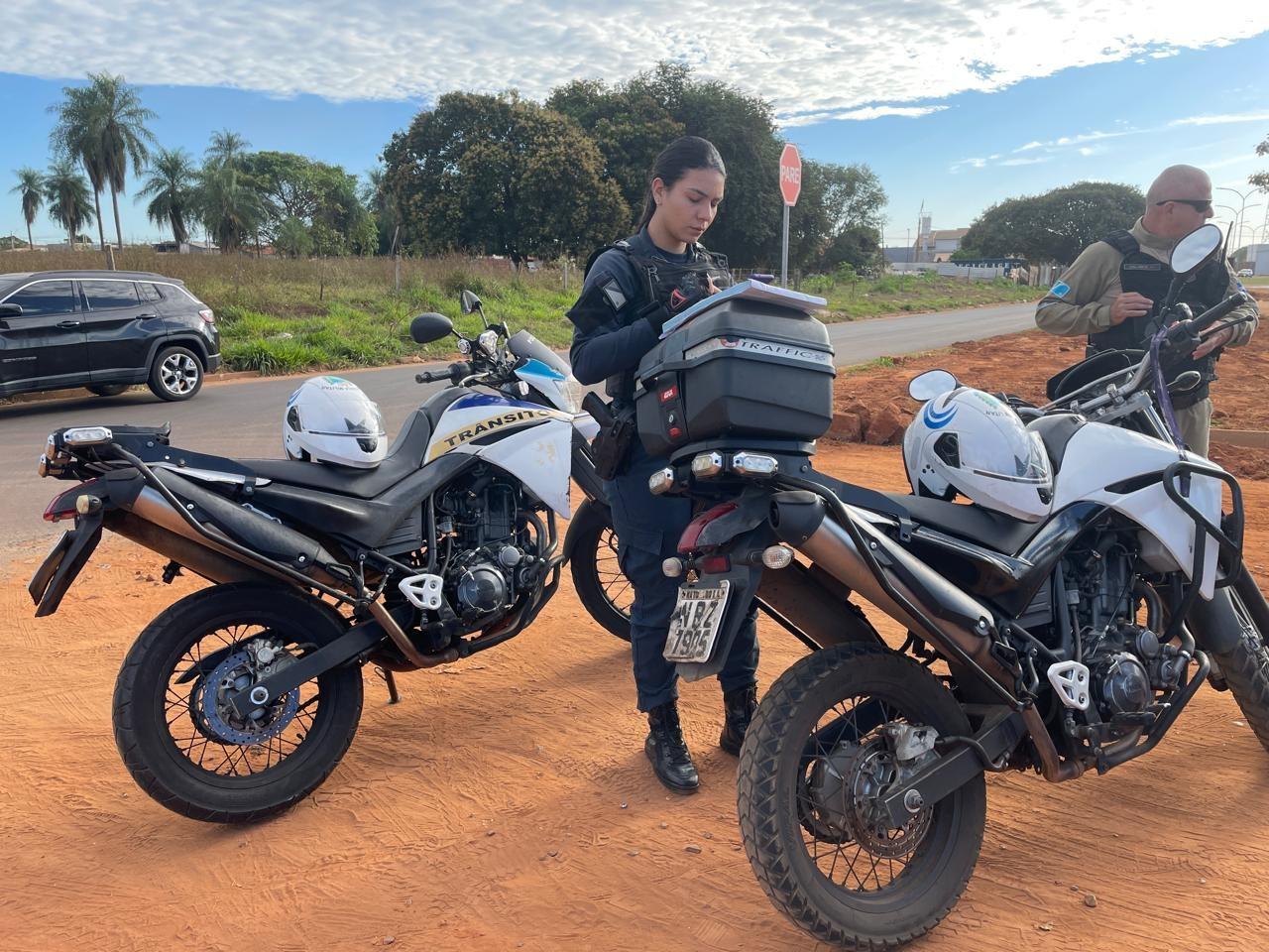 Motociclista fica ferido com suspeita de fratura após colisão com carro no Jardim Flamboyant, em Três Lagoas