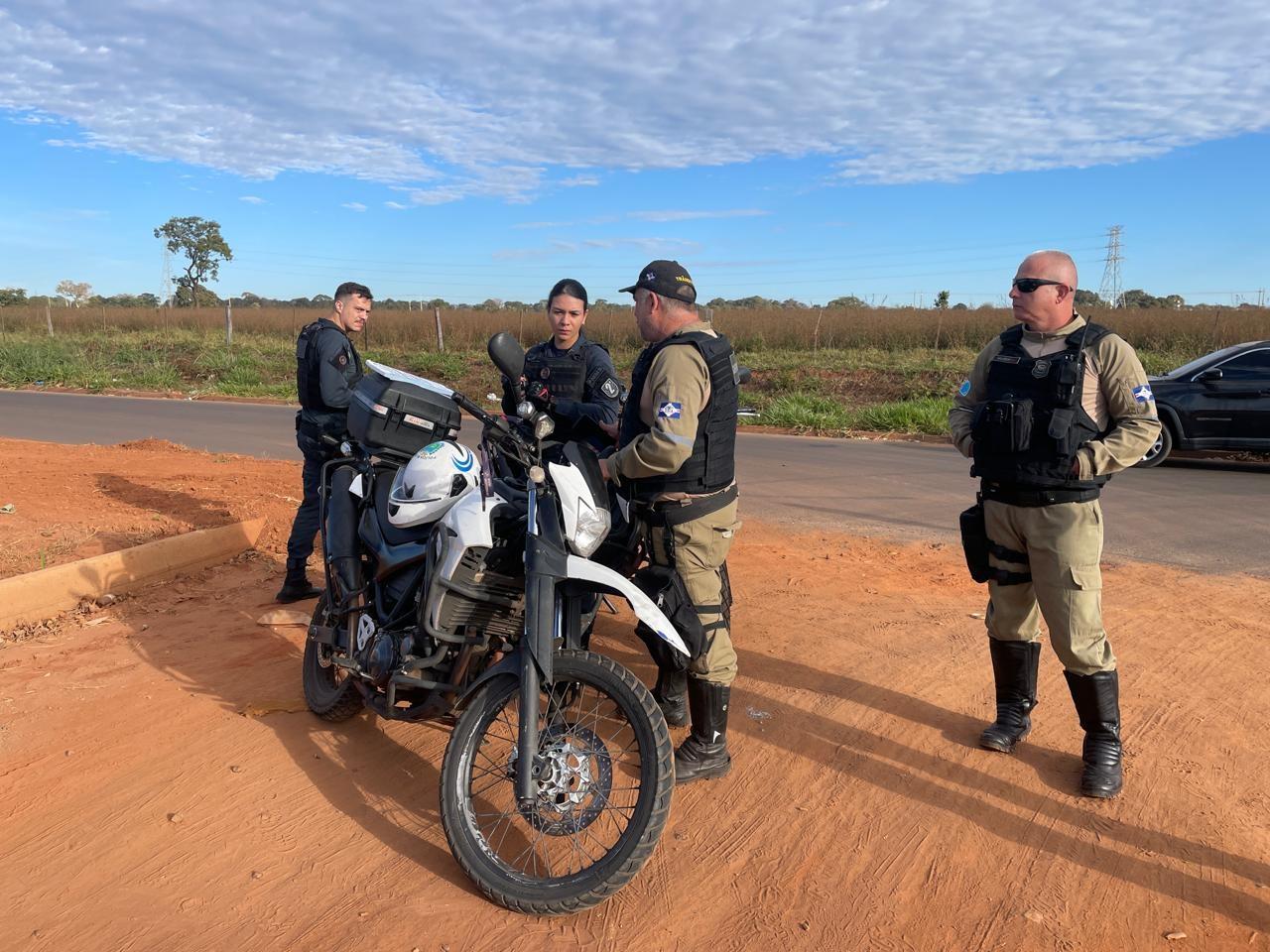 Motociclista fica ferido com suspeita de fratura após colisão com carro no Jardim Flamboyant, em Três Lagoas