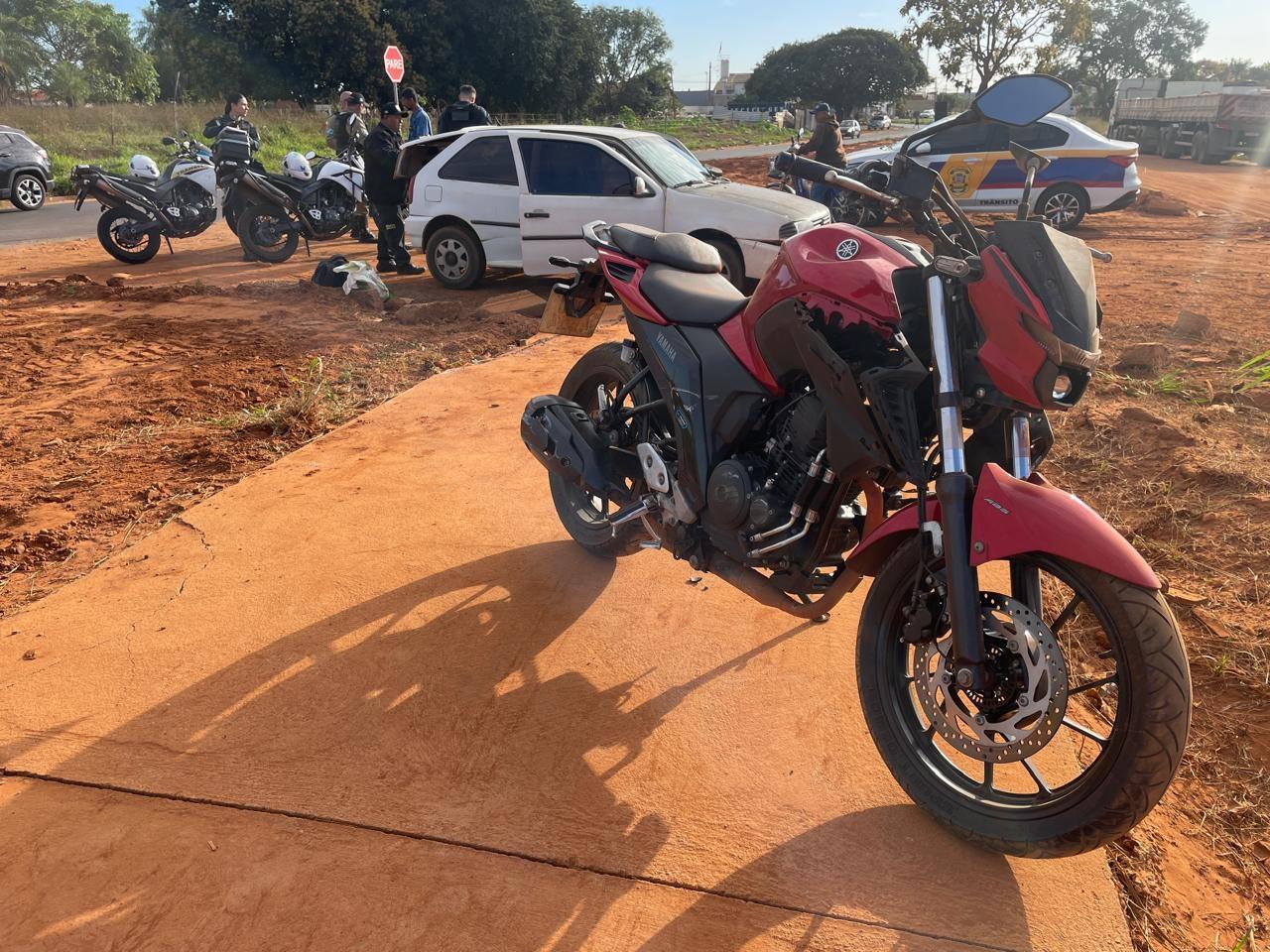 Motociclista fica ferido com suspeita de fratura após colisão com carro no Jardim Flamboyant, em Três Lagoas