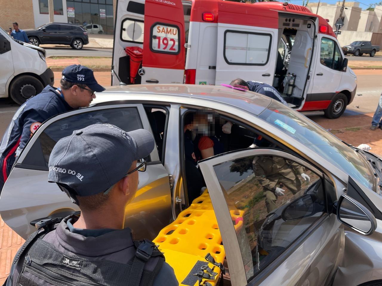 VEJA O VÍDEO: Mulher fica presa às ferragens após violenta colisão entre carro e van no Jardim Athenas, em Três Lagoas VEJA O VÍDEO: Mulher fica presa às ferragens após violenta colisão entre carro e van no Jardim Athenas, em Três Lagoas