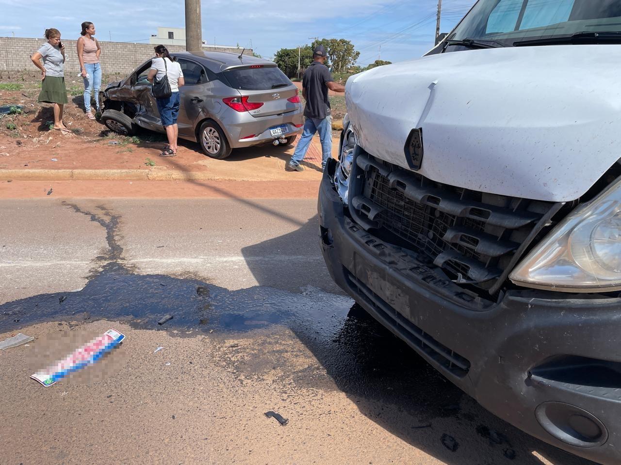 VEJA O VÍDEO: Mulher fica presa às ferragens após violenta colisão entre carro e van no Jardim Athenas, em Três Lagoas VEJA O VÍDEO: Mulher fica presa às ferragens após violenta colisão entre carro e van no Jardim Athenas, em Três Lagoas