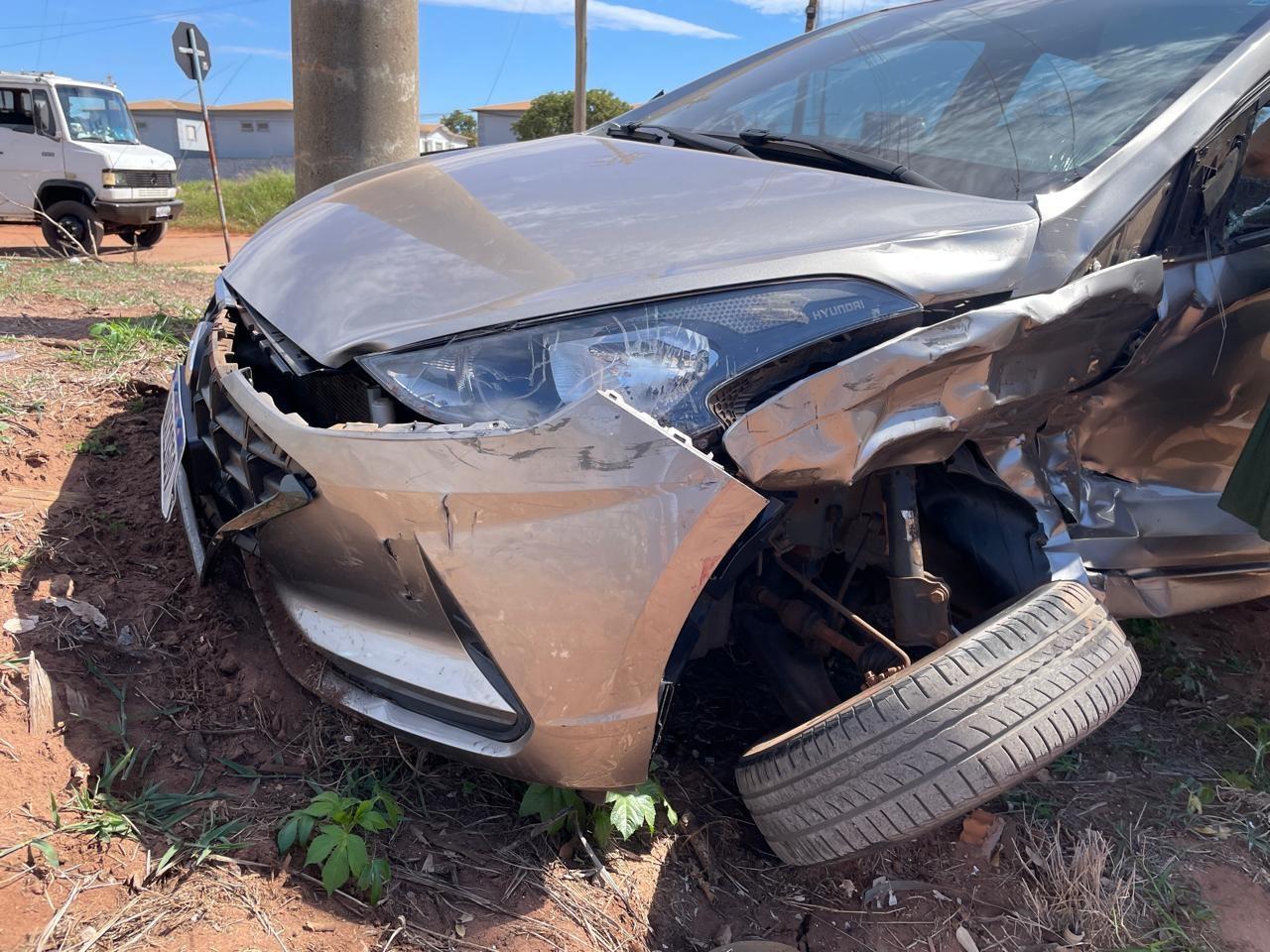 VEJA O VÍDEO: Mulher fica presa às ferragens após violenta colisão entre carro e van no Jardim Athenas, em Três Lagoas VEJA O VÍDEO: Mulher fica presa às ferragens após violenta colisão entre carro e van no Jardim Athenas, em Três Lagoas