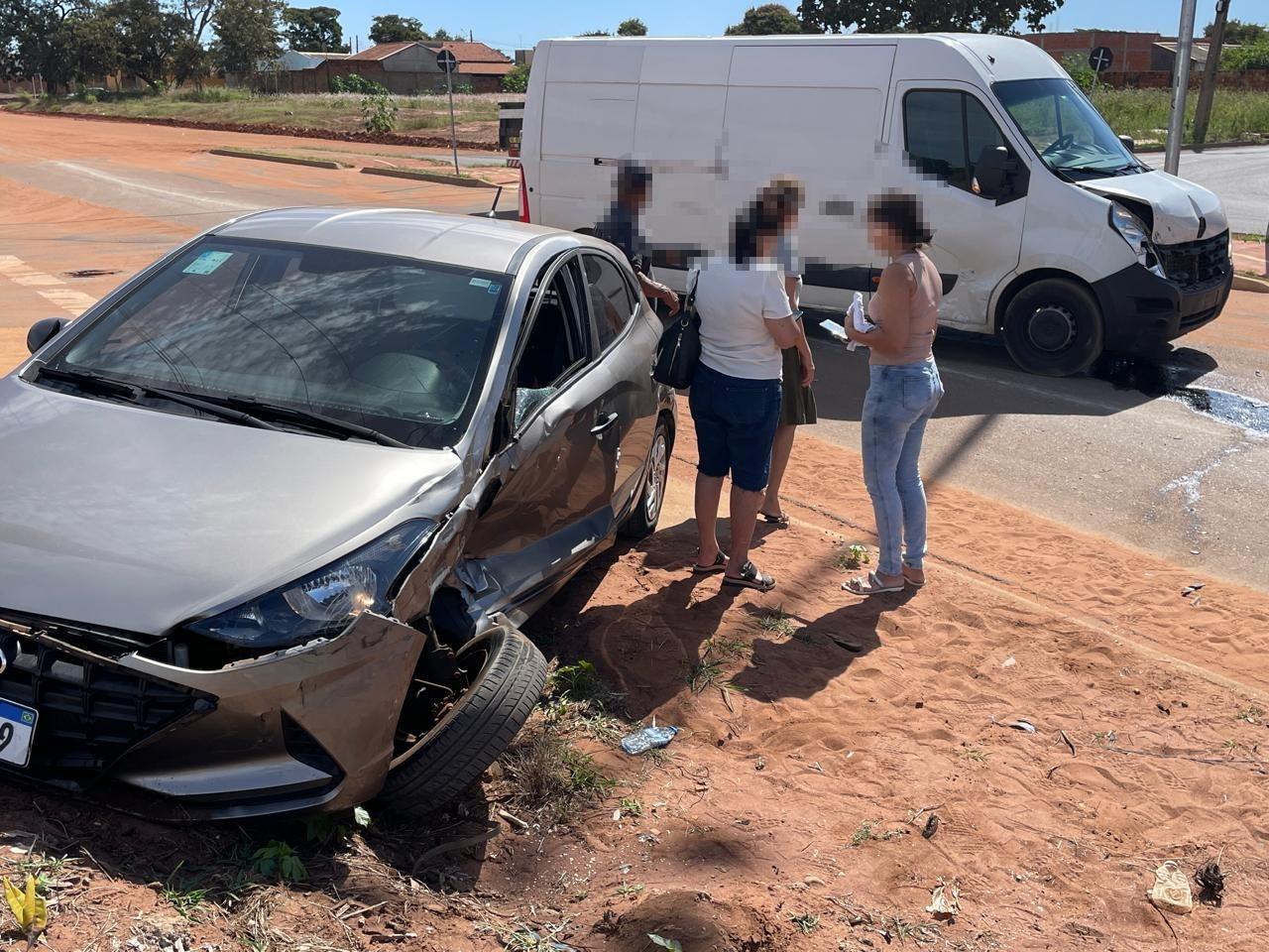 VEJA O VÍDEO: Mulher fica presa às ferragens após violenta colisão entre carro e van no Jardim Athenas, em Três Lagoas VEJA O VÍDEO: Mulher fica presa às ferragens após violenta colisão entre carro e van no Jardim Athenas, em Três Lagoas