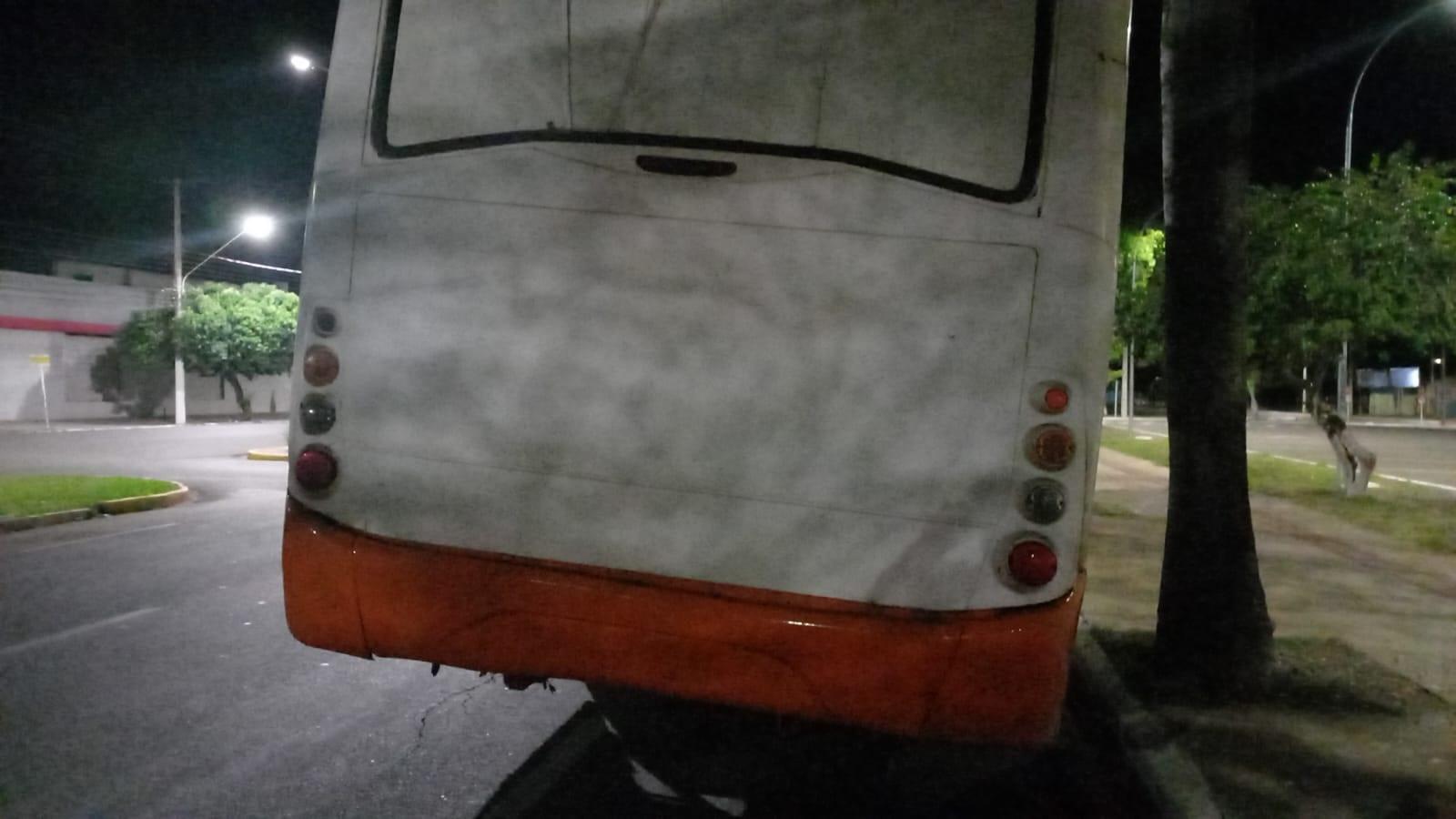 VEJA O VÍDEO: Ônibus de igreja é apreendido pelo Deptran após ser flagrado sem placas e para-choque no Centro de Três Lagoas