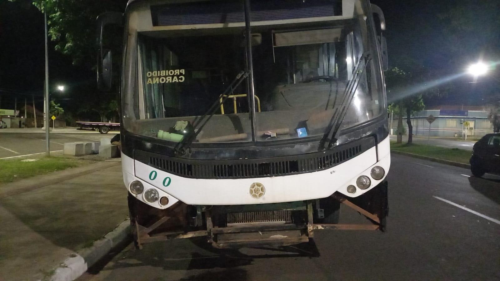 VEJA O VÍDEO: Ônibus de igreja é apreendido pelo Deptran após ser flagrado sem placas e para-choque no Centro de Três Lagoas
