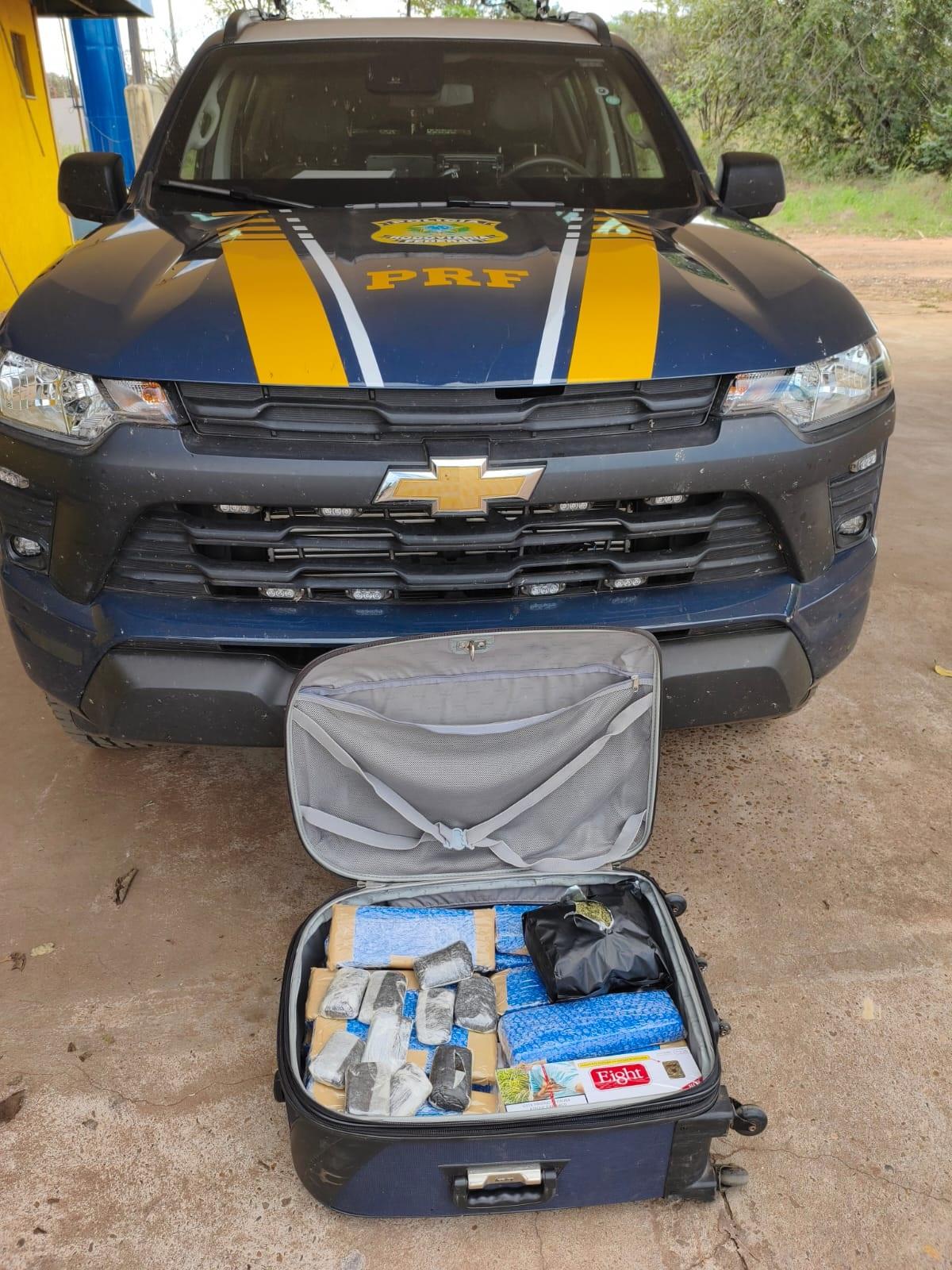 PRF apreende drogas e cigarros contrabandeados durante fiscalização na BR-262 PRF apreende drogas e cigarros contrabandeados durante fiscalização na BR-262