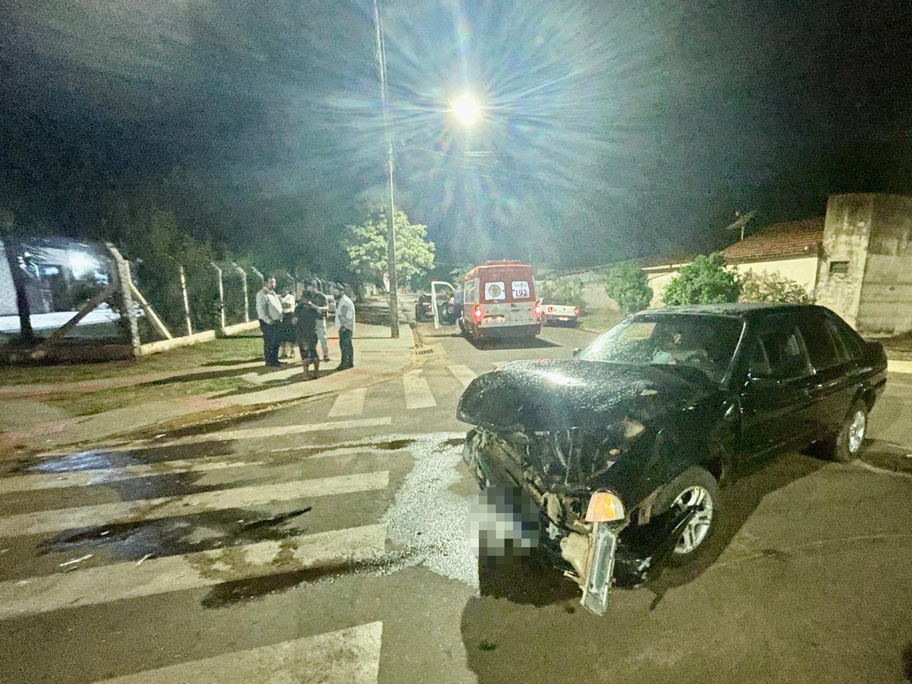 VEJA O VÍDEO: Após bater em carro, motorista de Saveiro perde o controle e por pouco não invade prédio do Centro de Convivência “Tia Nega” em Três Lagoas