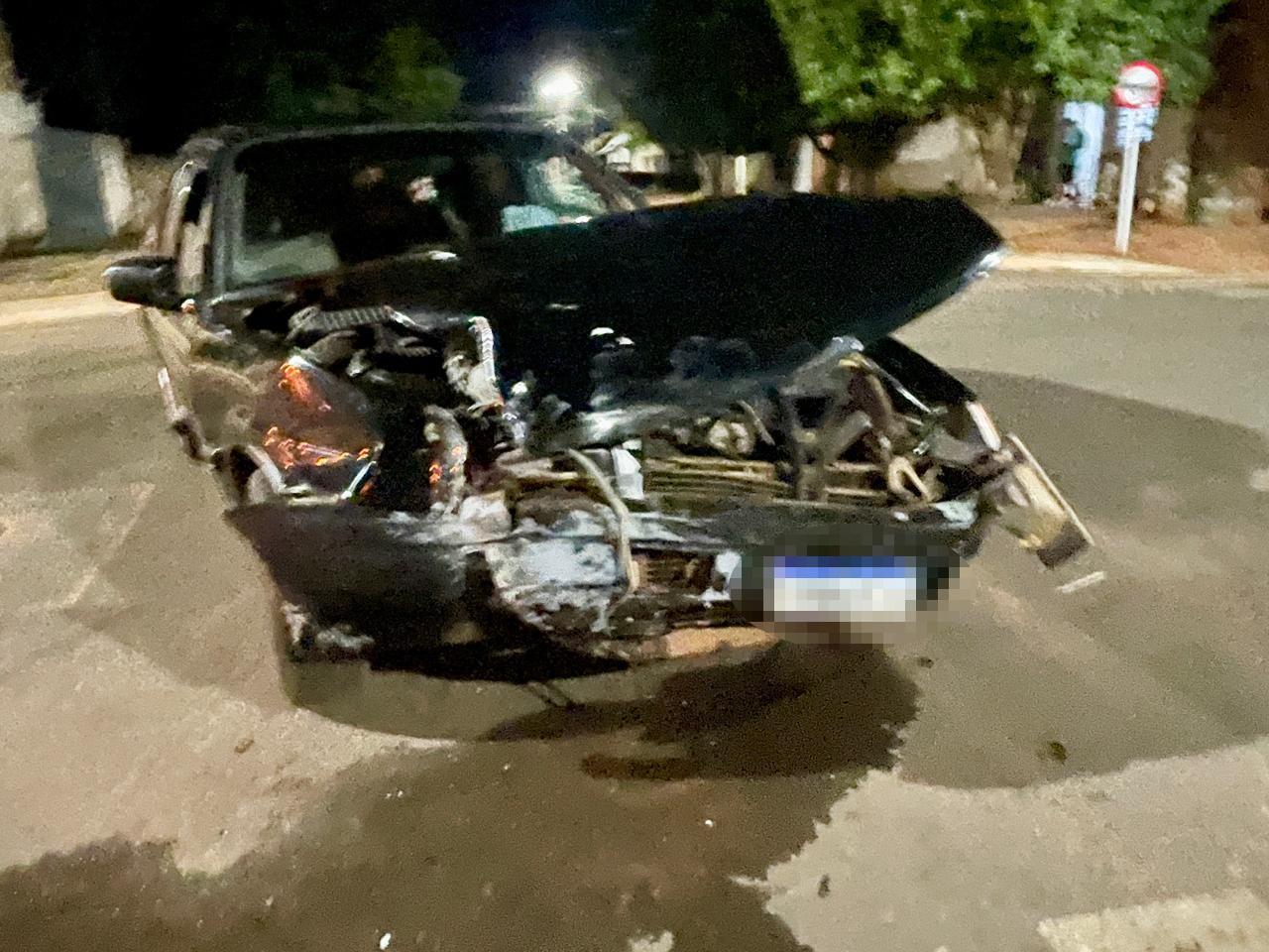 VEJA O VÍDEO: Após bater em carro, motorista de Saveiro perde o controle e por pouco não invade prédio do Centro de Convivência “Tia Nega” em Três Lagoas