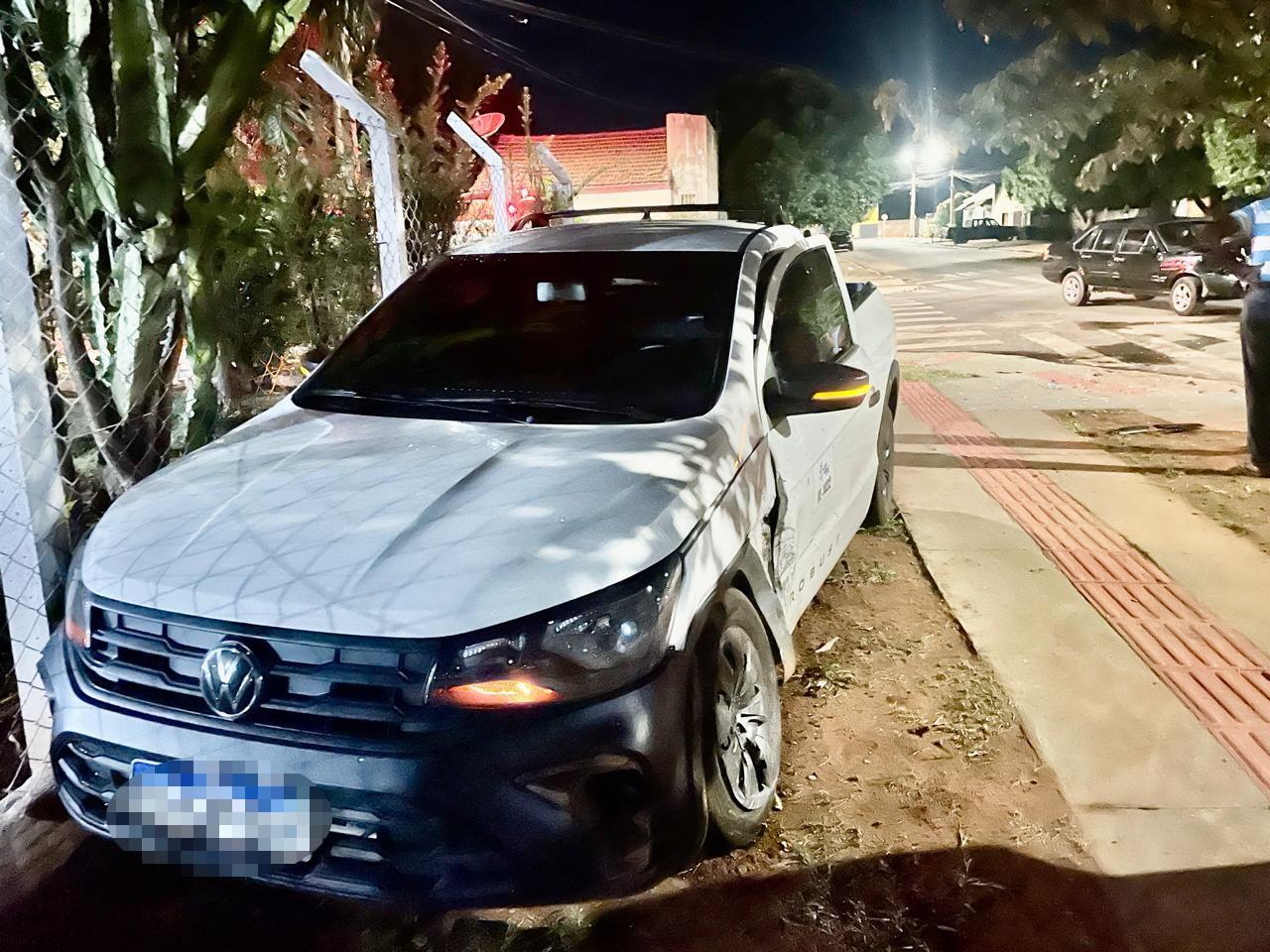 VEJA O VÍDEO: Após bater em carro, motorista de Saveiro perde o controle e por pouco não invade prédio do Centro de Convivência “Tia Nega” em Três Lagoas