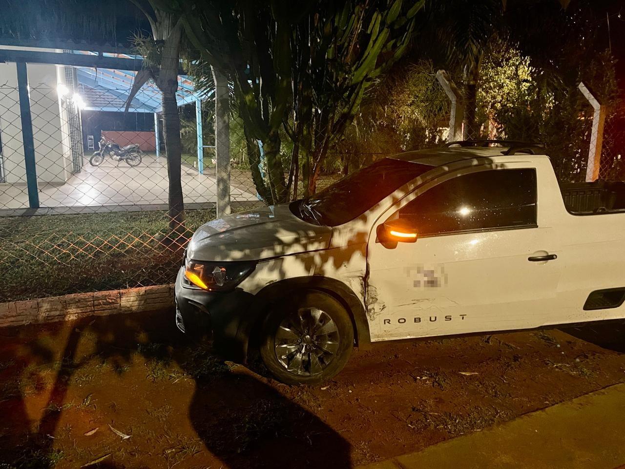VEJA O VÍDEO: Após bater em carro, motorista de Saveiro perde o controle e por pouco não invade prédio do Centro de Convivência “Tia Nega” em Três Lagoas