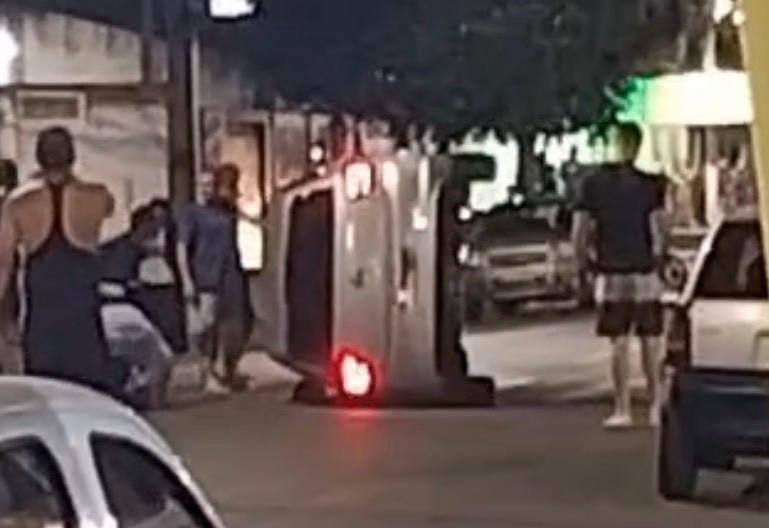 VEJA O VÍDEO: Motorista bate em veículo parado e tomba automóvel; populares ajudaram a desvirar o carro e prestar atendimento ao condutor