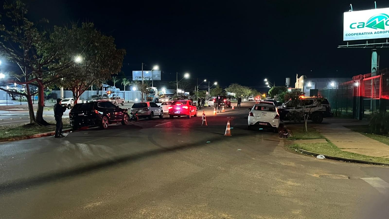 VEJA O VÍDEO: Chega de baderna! PM intensifica blitz na região de badalado bar e fecha o cerco contra motos barulhentas: Testes de bafômetros também foram realizados em Três Lagoas VEJA O VÍDEO: Chega de baderna! PM intensifica blitz na região de badalado bar e fecha o cerco contra motos barulhentas: Testes de bafômetros também foram realizados em Três Lagoas