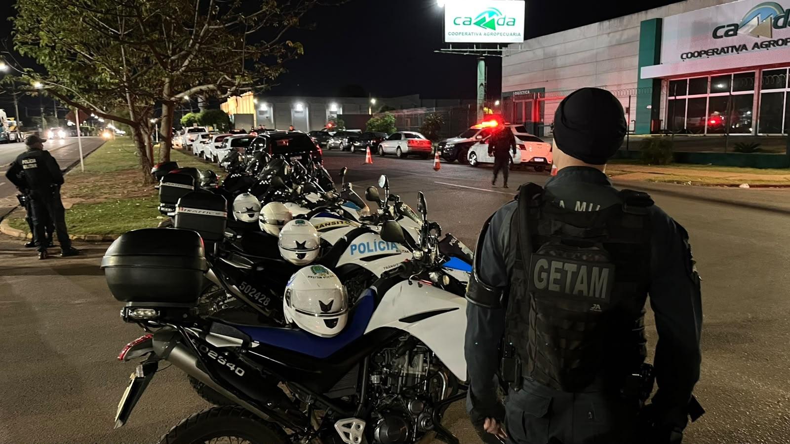 VEJA O VÍDEO: Chega de baderna! PM intensifica blitz na região de badalado bar e fecha o cerco contra motos barulhentas: Testes de bafômetros também foram realizados em Três Lagoas VEJA O VÍDEO: Chega de baderna! PM intensifica blitz na região de badalado bar e fecha o cerco contra motos barulhentas: Testes de bafômetros também foram realizados em Três Lagoas