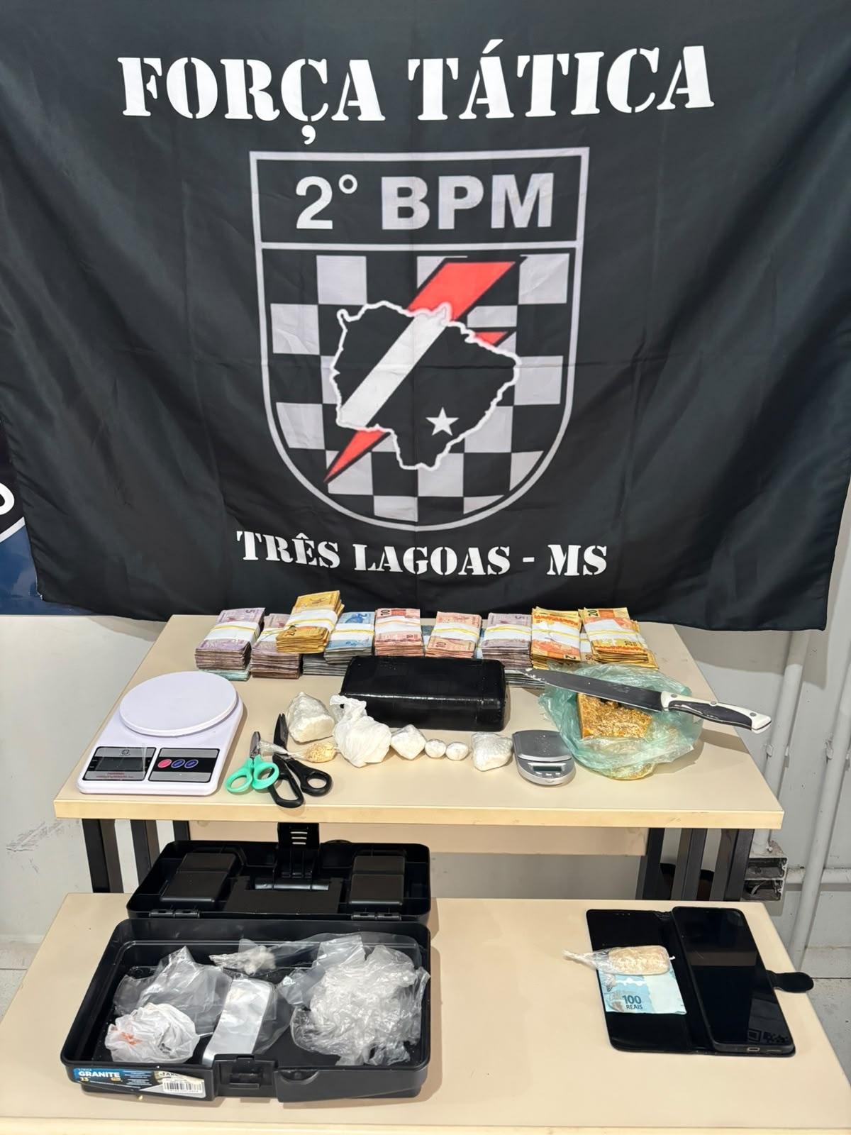 VEJA O VÍDEO: “Disk drogas” é desarticulado: Força Tática apreende quase 2 kg de crack, cocaína e mais de R$ 13,8 mil em Três Lagoas VEJA O VÍDEO: “Disk drogas” é desarticulado: Força Tática apreende quase 2 kg de crack, cocaína e mais de R$ 13,8 mil em Três Lagoas