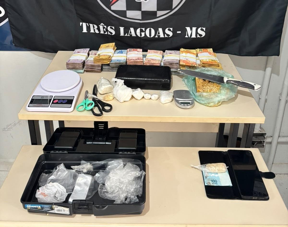 VEJA O VÍDEO: “Disk drogas” é desarticulado: Força Tática apreende quase 2 kg de crack, cocaína e mais de R$ 13,8 mil em Três Lagoas VEJA O VÍDEO: “Disk drogas” é desarticulado: Força Tática apreende quase 2 kg de crack, cocaína e mais de R$ 13,8 mil em Três Lagoas