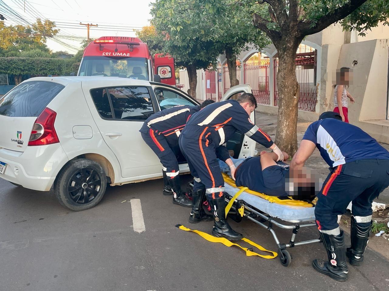 VEJA O VÍDEO: Após dar "cavalo de pau", motorista destrói portão de residência e bate em árvore: Cerveja é encontrada no carro e jovem é socorrido desorientado VEJA O VÍDEO: Após dar "cavalo de pau", motorista destrói portão de residência e bate em árvore: Cerveja é encontrada no carro e jovem é socorrido desorientado