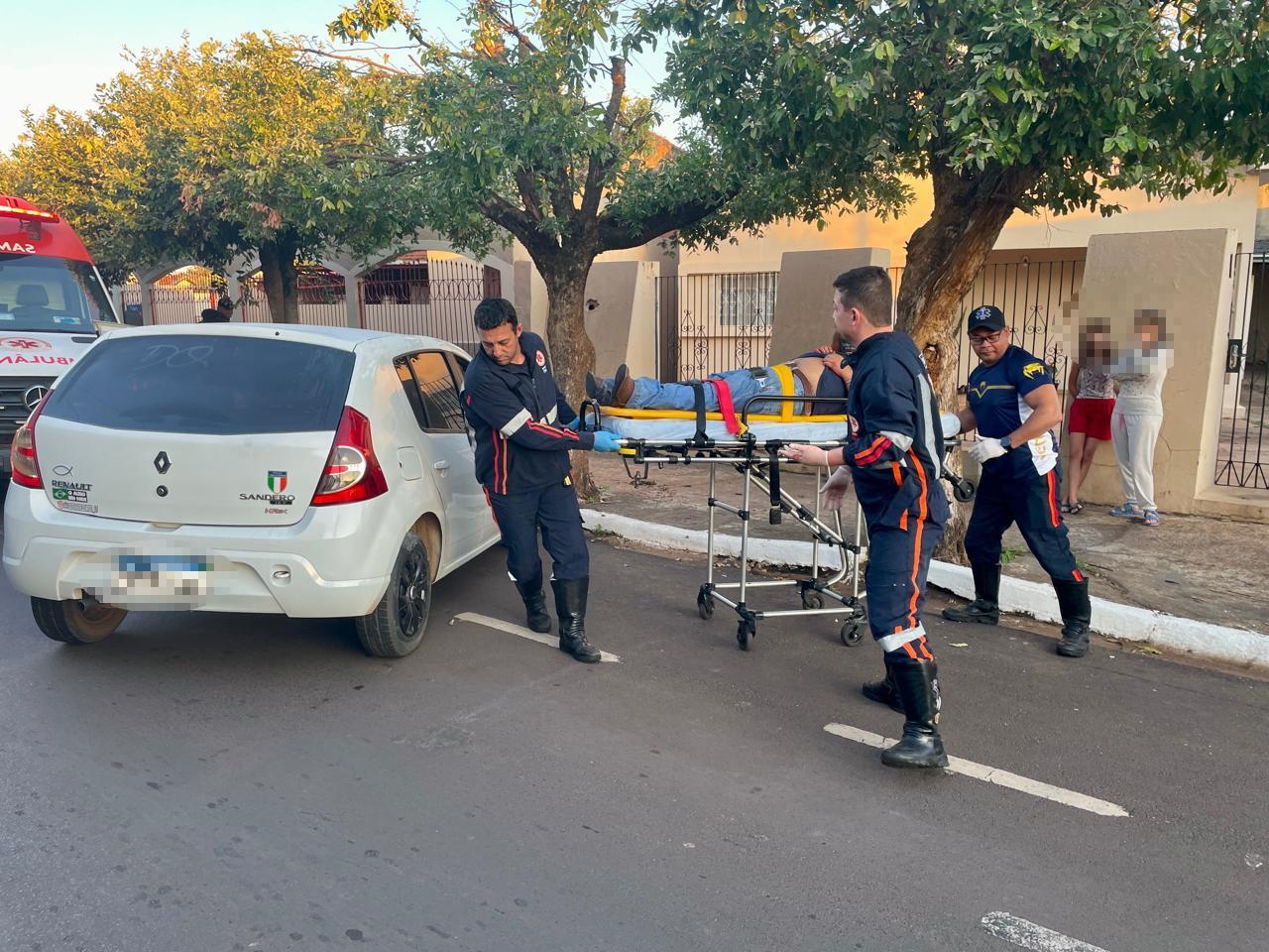 VEJA O VÍDEO: Após dar "cavalo de pau", motorista destrói portão de residência e bate em árvore: Cerveja é encontrada no carro e jovem é socorrido desorientado VEJA O VÍDEO: Após dar "cavalo de pau", motorista destrói portão de residência e bate em árvore: Cerveja é encontrada no carro e jovem é socorrido desorientado