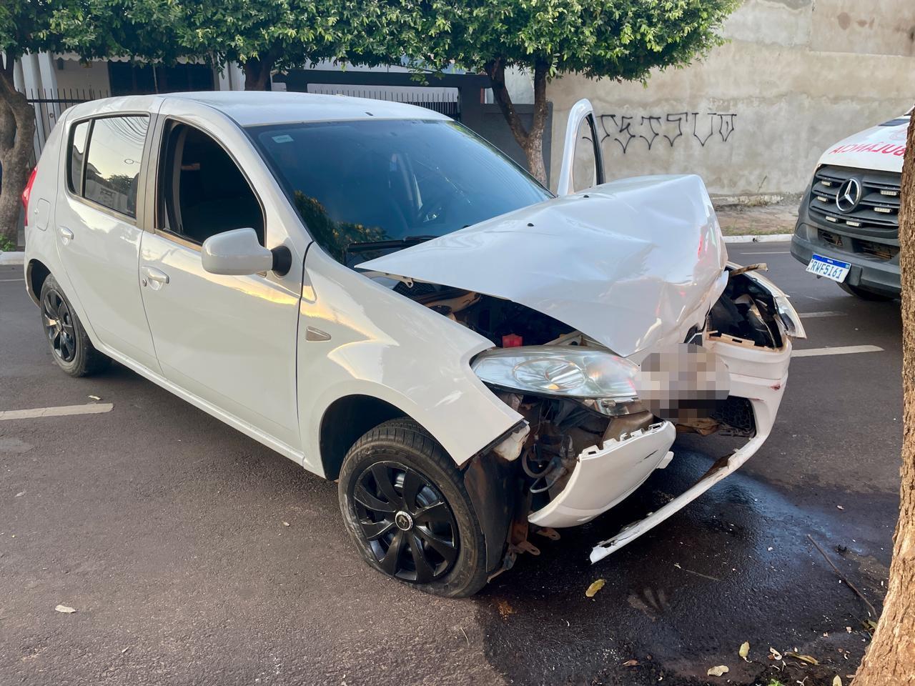 VEJA O VÍDEO: Após dar "cavalo de pau", motorista destrói portão de residência e bate em árvore: Cerveja é encontrada no carro e jovem é socorrido desorientado VEJA O VÍDEO: Após dar "cavalo de pau", motorista destrói portão de residência e bate em árvore: Cerveja é encontrada no carro e jovem é socorrido desorientado