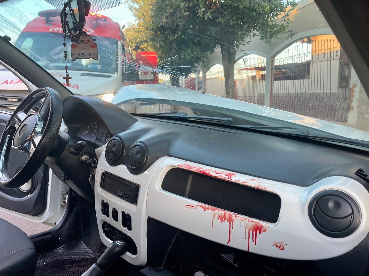 EXCLUSIVO: Câmera de segurança flagra momento exato em que motorista perde o controle de carro e causa grave acidente após dar “cavalo de pau” EXCLUSIVO: Câmera de segurança flagra momento exato em que motorista perde o controle de carro e causa grave acidente após dar “cavalo de pau”