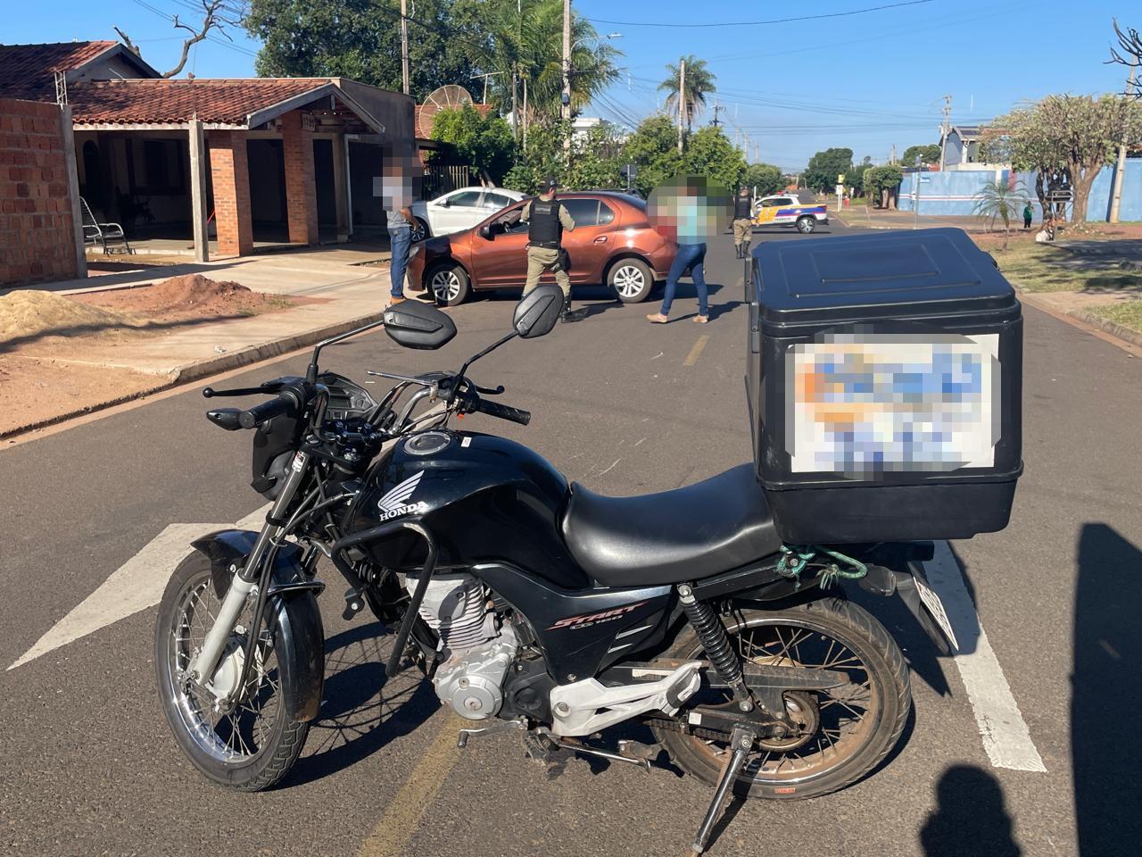 Mulher dá marcha à ré com carro para sair da garagem e provoca acidente em Três Lagoas