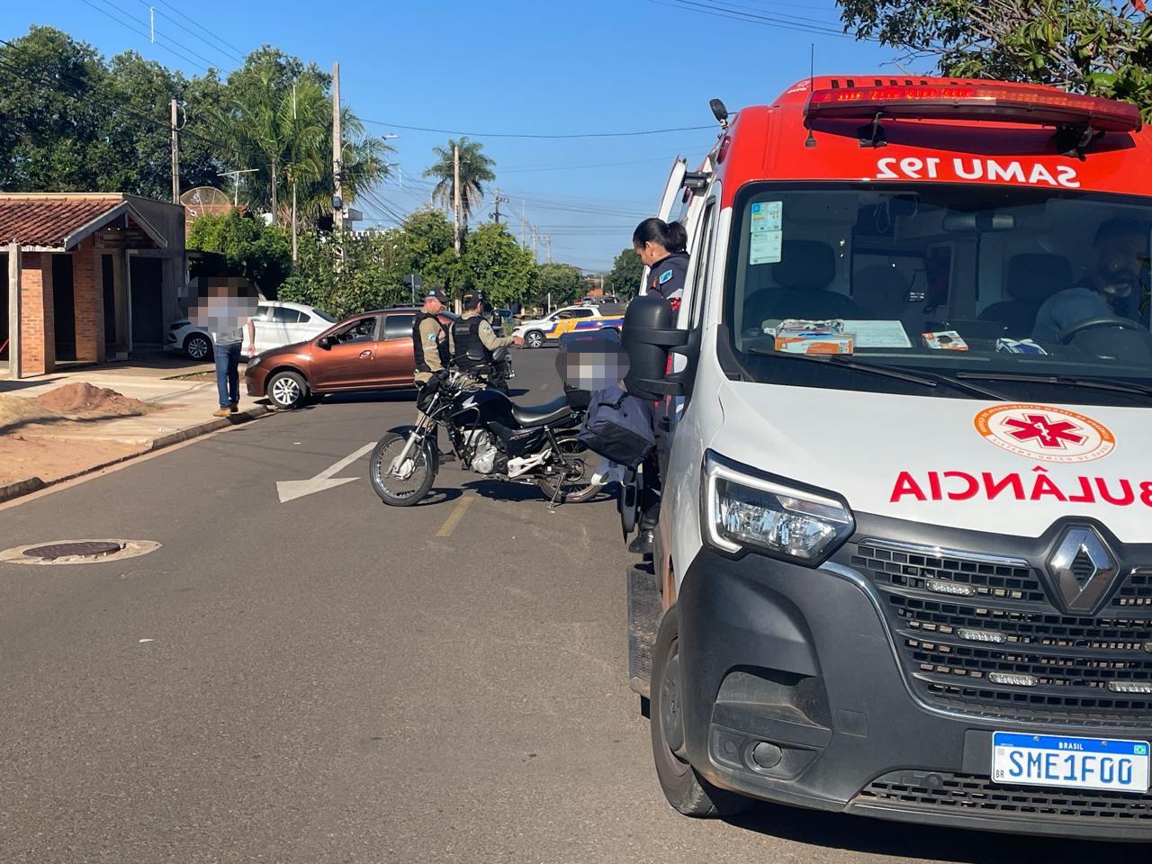 Mulher dá marcha à ré com carro para sair da garagem e provoca acidente em Três Lagoas