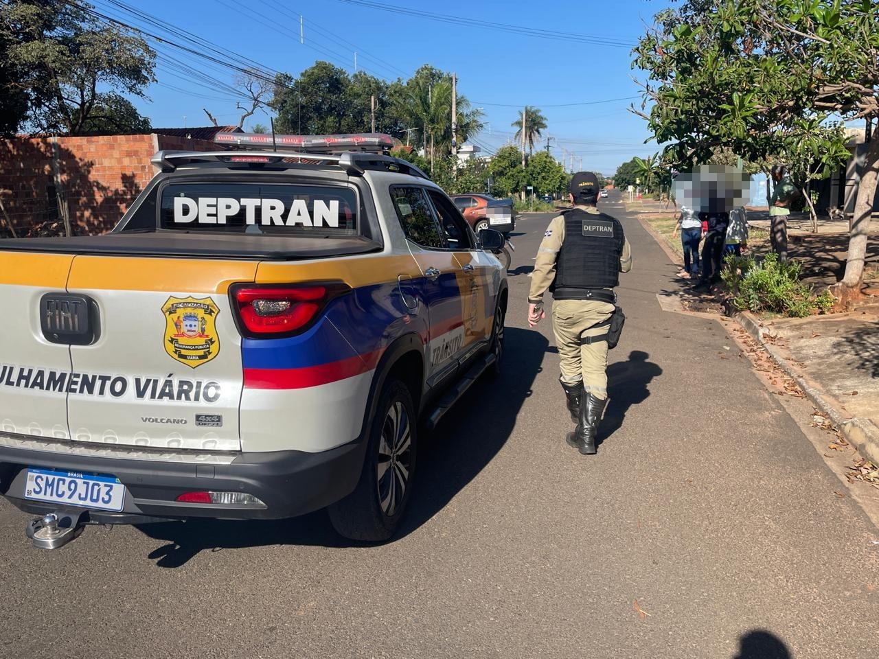 Mulher dá marcha à ré com carro para sair da garagem e provoca acidente em Três Lagoas