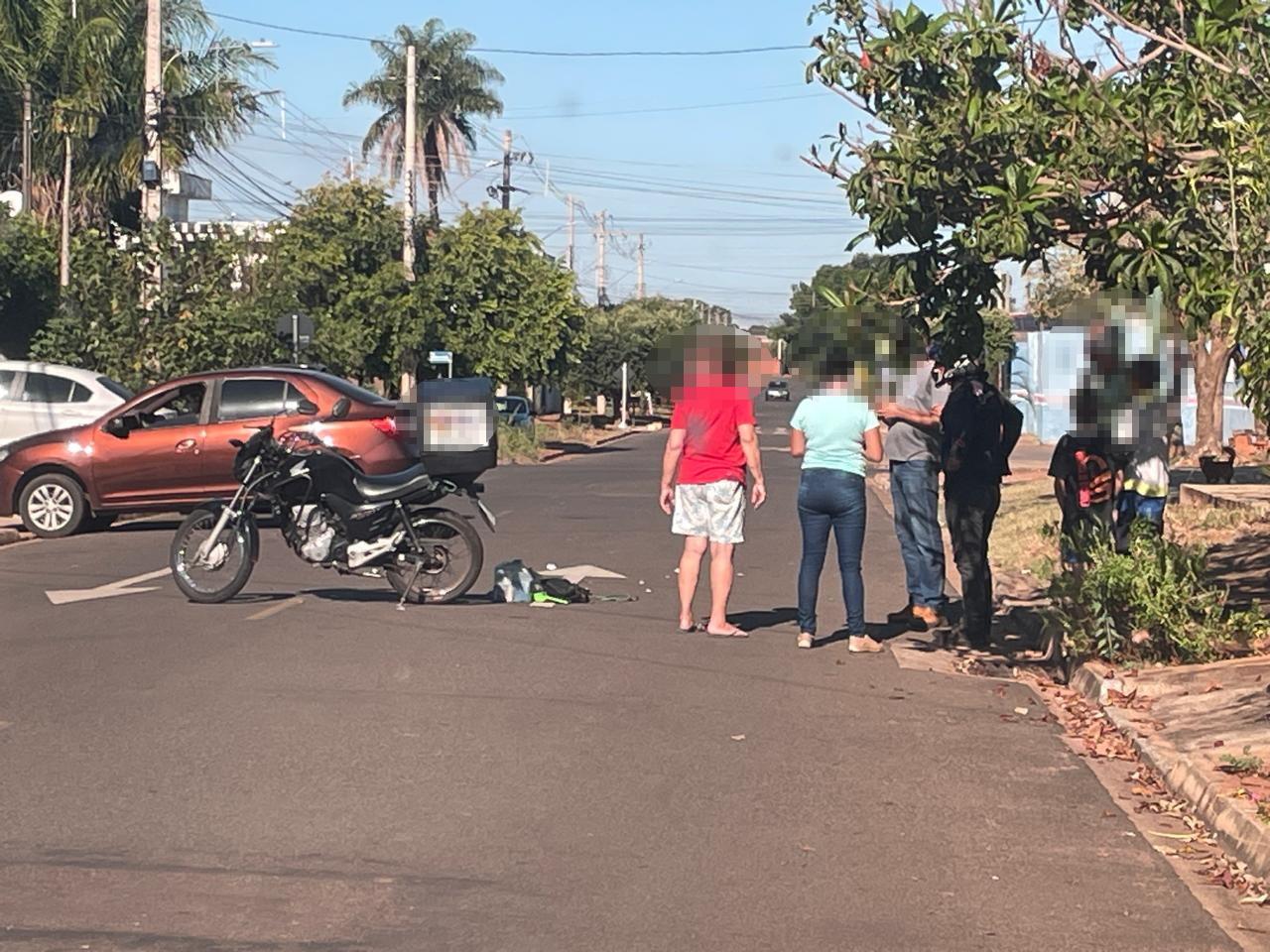 Mulher dá marcha à ré com carro para sair da garagem e provoca acidente em Três Lagoas
