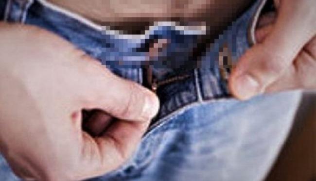 Homem assobia para chamar mulher e mostra pênis; vítima procurou a polícia para denunciar o caso 