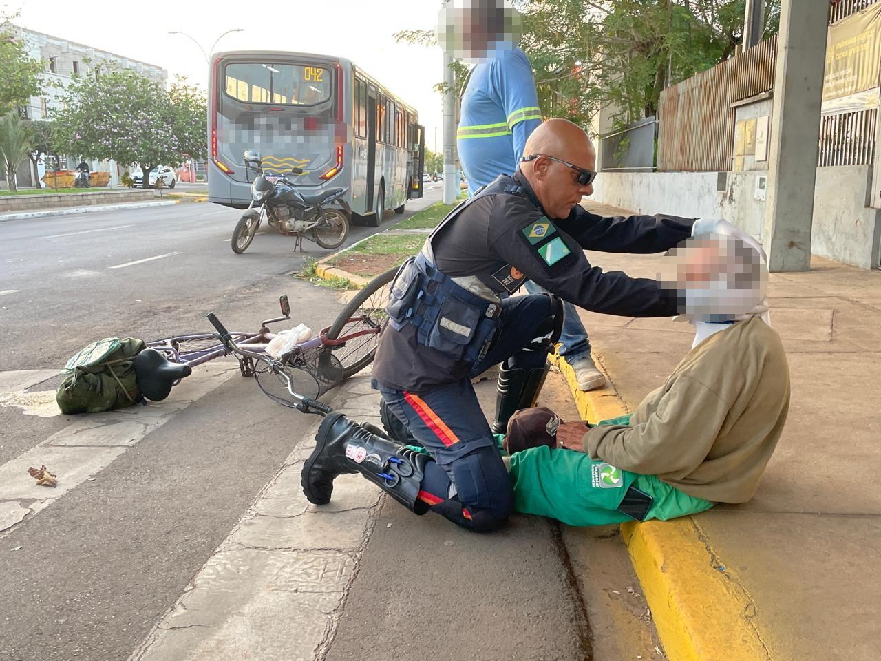 VEJA O VÍDEO: Mal começou o dia e acidente entre ônibus e bicicleta deixa idoso ferido no Centro de Três Lagoas