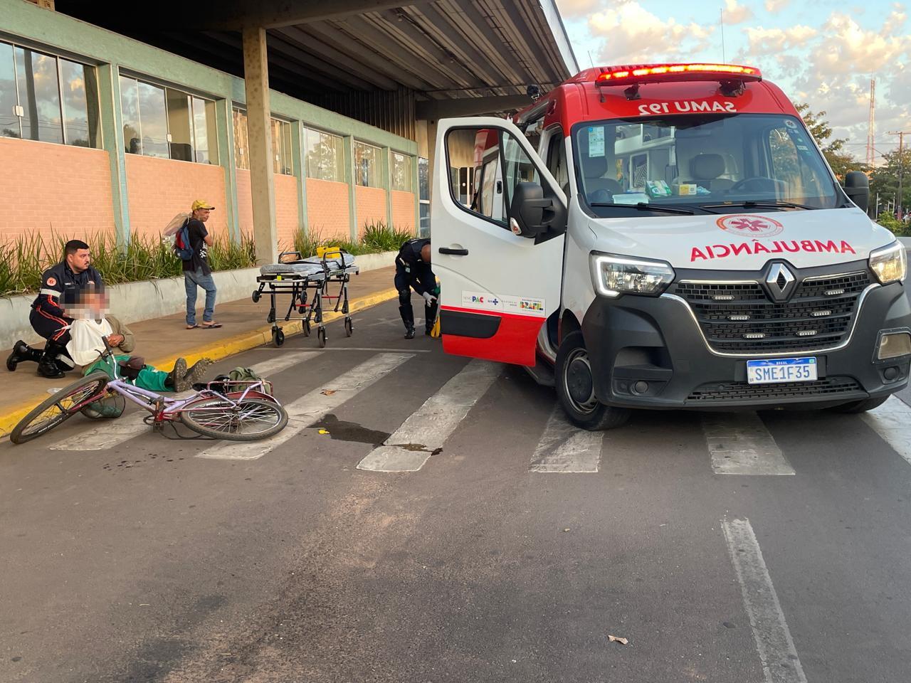 VEJA O VÍDEO: Mal começou o dia e acidente entre ônibus e bicicleta deixa idoso ferido no Centro de Três Lagoas