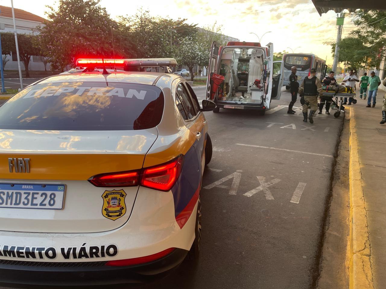 VEJA O VÍDEO: Mal começou o dia e acidente entre ônibus e bicicleta deixa idoso ferido no Centro de Três Lagoas